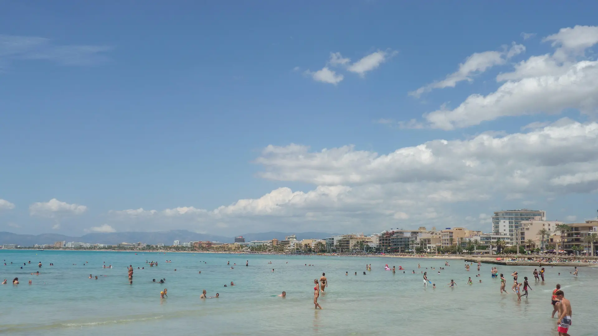 Strandszene an der Playa de Palma und Bucht von Palma im Sommer 2023 - Standabschnit SArenalStrandszene an der Playa de Palma und Bucht von Palma im Sommer 2023 - Standabschnit SArenal, Palma Mallorca Spanien Playa de Palma *** Beach scene at the Playa de Palma and Bay of Palma in summer 2023 Stand section SArenal Beach scene at the Playa de Palma and Bay of Palma in summer 2023 Stand section SArenal, Palma Mallorca Spain Playa de Palma