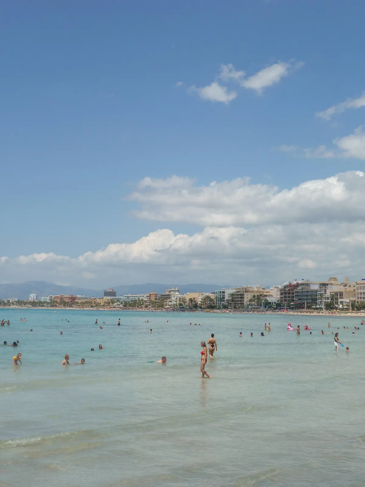 Strandszene an der Playa de Palma und Bucht von Palma im Sommer 2023 - Standabschnit SArenalStrandszene an der Playa de Palma und Bucht von Palma im Sommer 2023 - Standabschnit SArenal, Palma Mallorca Spanien Playa de Palma *** Beach scene at the Playa de Palma and Bay of Palma in summer 2023 Stand section SArenal Beach scene at the Playa de Palma and Bay of Palma in summer 2023 Stand section SArenal, Palma Mallorca Spain Playa de Palma