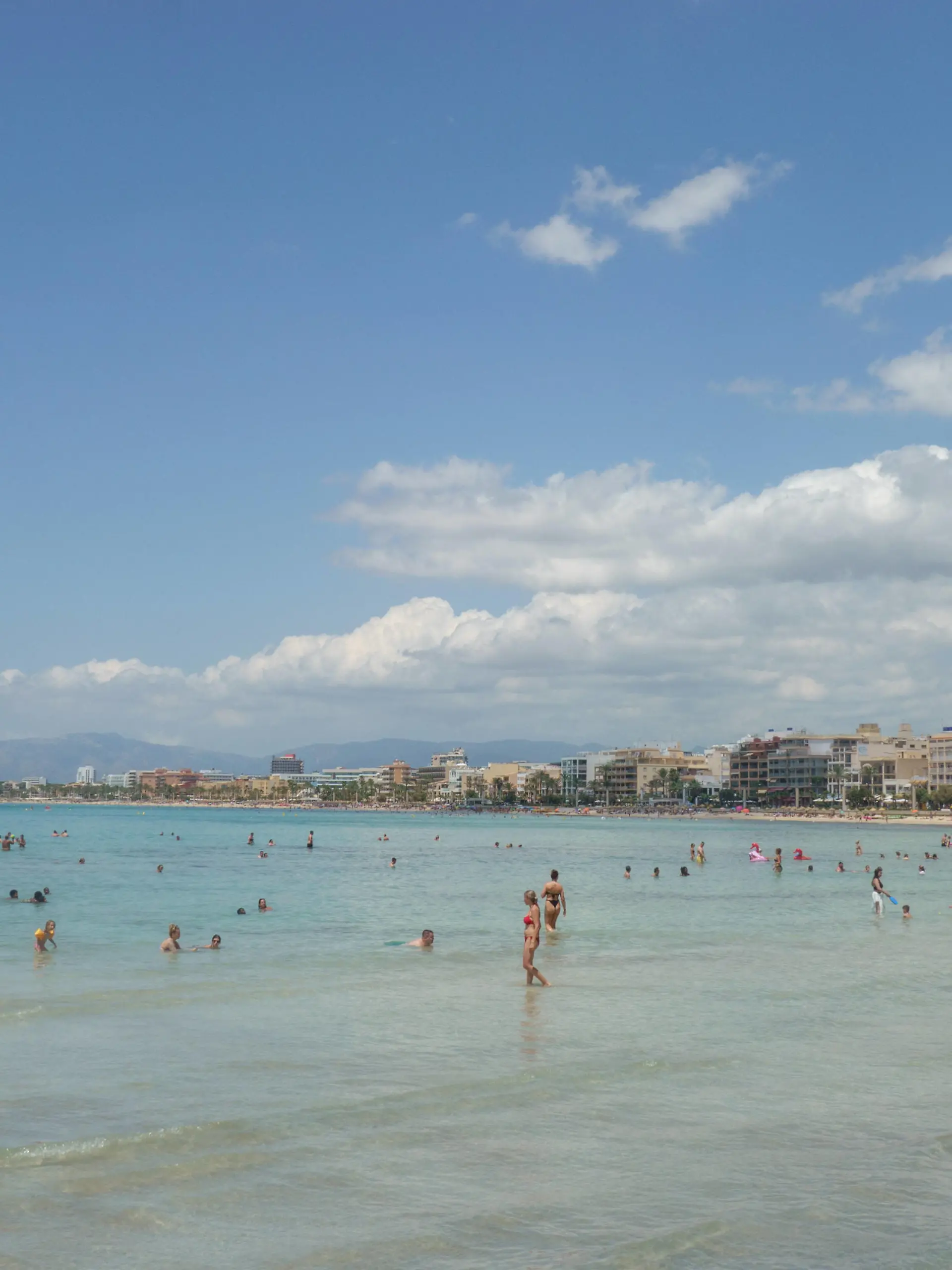 Strandszene an der Playa de Palma und Bucht von Palma im Sommer 2023 - Standabschnit SArenalStrandszene an der Playa de Palma und Bucht von Palma im Sommer 2023 - Standabschnit SArenal, Palma Mallorca Spanien Playa de Palma *** Beach scene at the Playa de Palma and Bay of Palma in summer 2023 Stand section SArenal Beach scene at the Playa de Palma and Bay of Palma in summer 2023 Stand section SArenal, Palma Mallorca Spain Playa de Palma