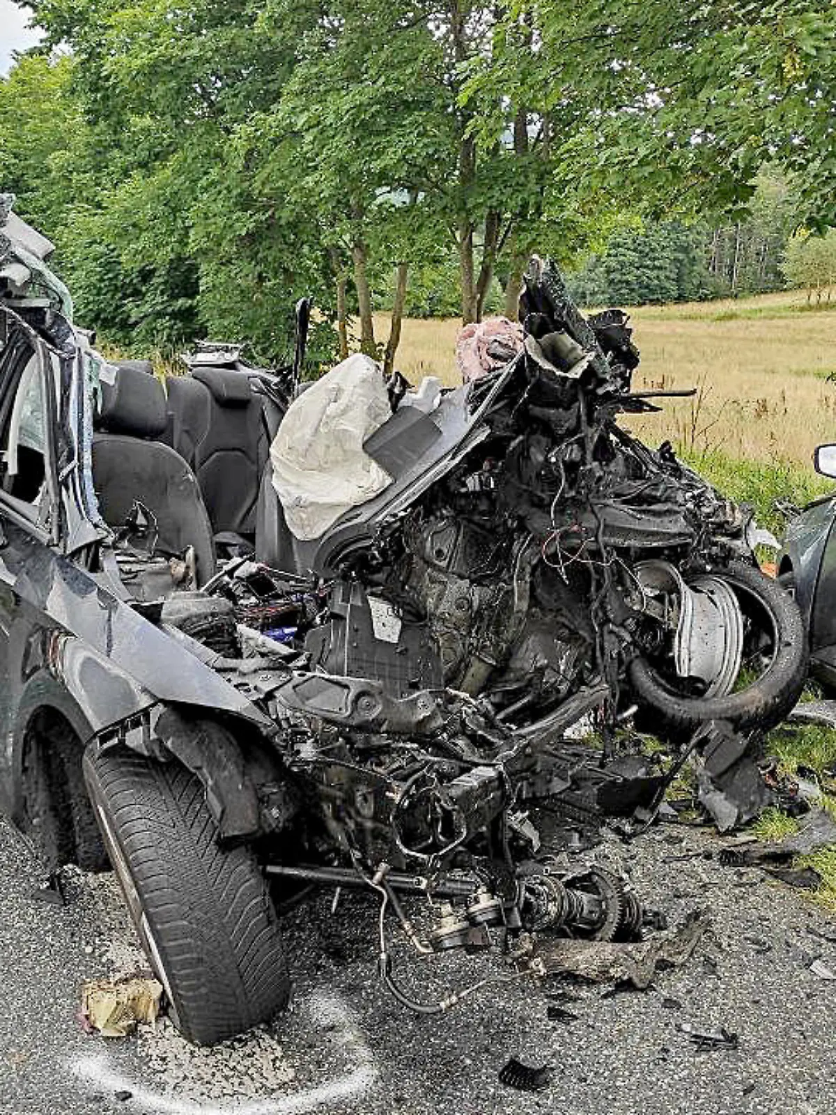 Zwei Tote und ein schwerverletztes Baby bei Frontalzusammenstoß auf der B253 in Hessen.