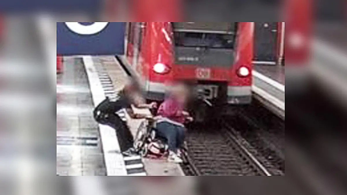 Bundespolizeidirektion München sucht Retter, der den sicheren Sturz einer Rollstuhlfahrerin ins Gleis verhinderte.