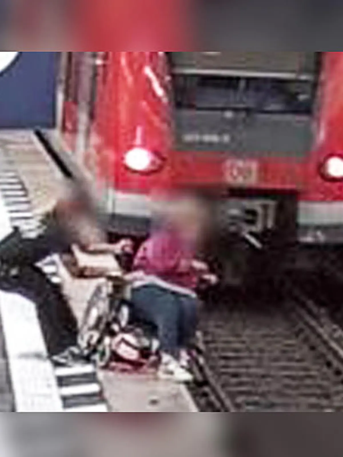 Bundespolizeidirektion München sucht Retter, der den sicheren Sturz einer Rollstuhlfahrerin ins Gleis verhinderte.
