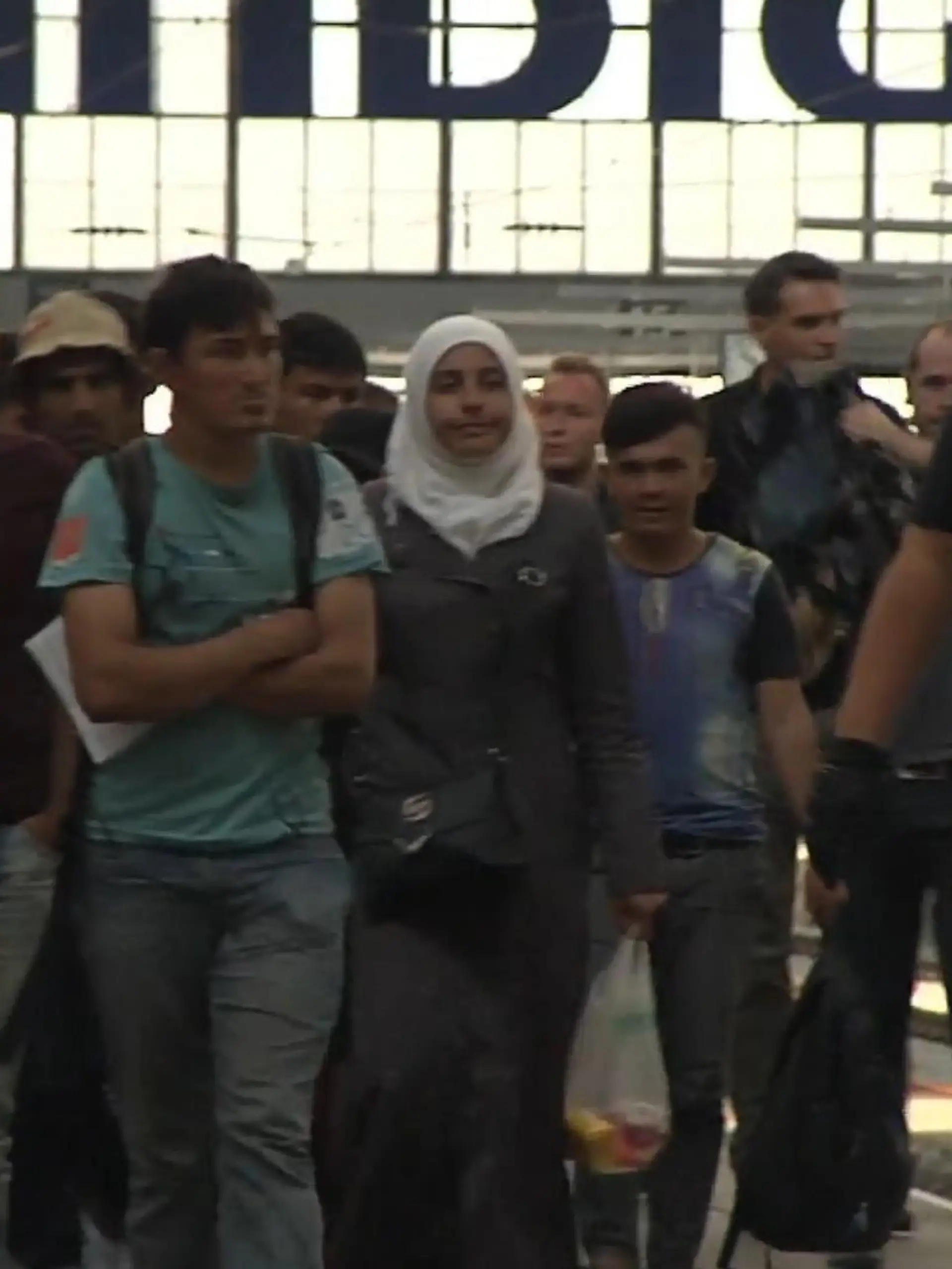 Kommunalpolitiker schlagen Alarm: Es gibt in den Städten und Gemeinden kaum noch Unterbringungsmöglichkeiten von Flüchtlingen! Dabei sorgen sich die Beteiligten vor einem „großen Ansturm“, ähnlich der Flüchtlingswelle im Jahr 2015. Geprüft wird jetzt sogar, ob Tiefgaragen zu Notunterkünften umgewandelt werden können.