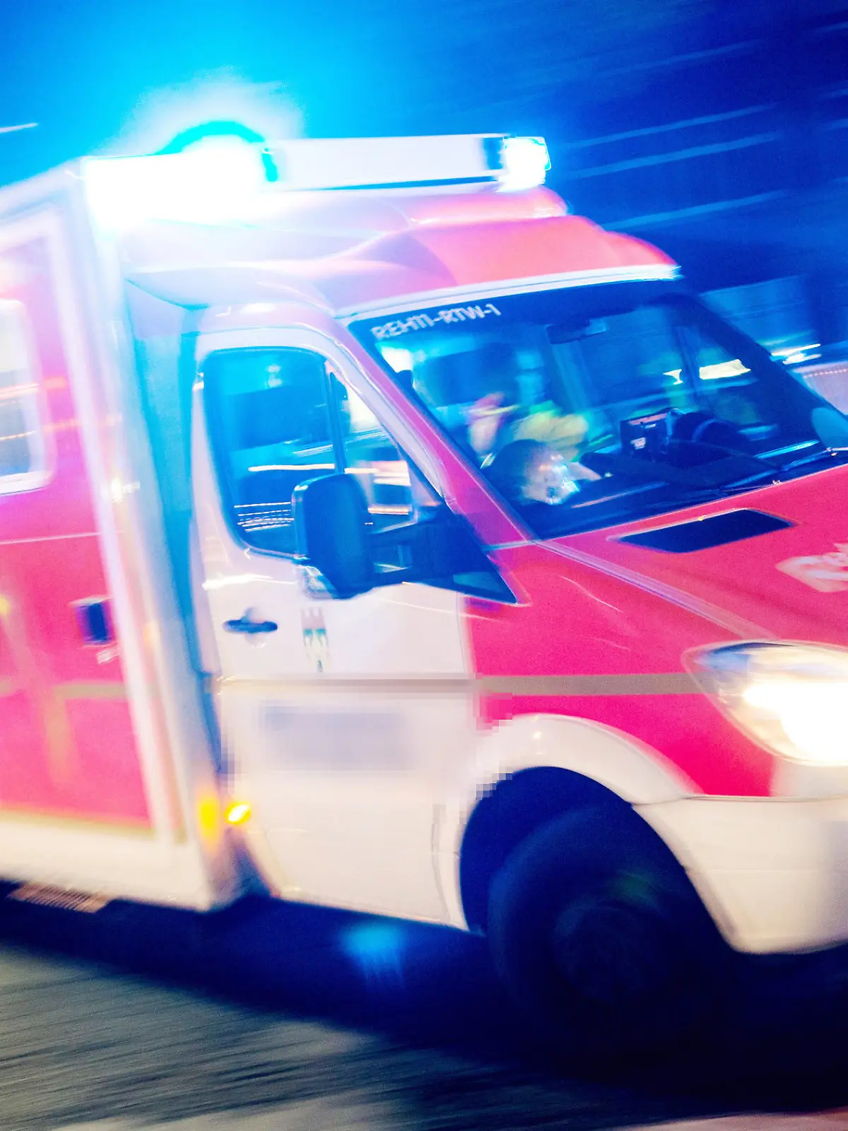 ARCHIV - 17.10.2015, Recklinghausen: Ein Rettungswagen der Feuerwehr fährt mit Blaulicht durch eine Straße (Aufnahme mit langer Belichtungszeit). Um nach einem Krankenhausbesuch nach Hause zu kommen, hat ein 40-Jähriger in einen Rettungswagen gestohlen, der vor dem Remscheider Krankenhaus wartete. Foto: Marcel Kusch/dpa +++ dpa-Bildfunk +++