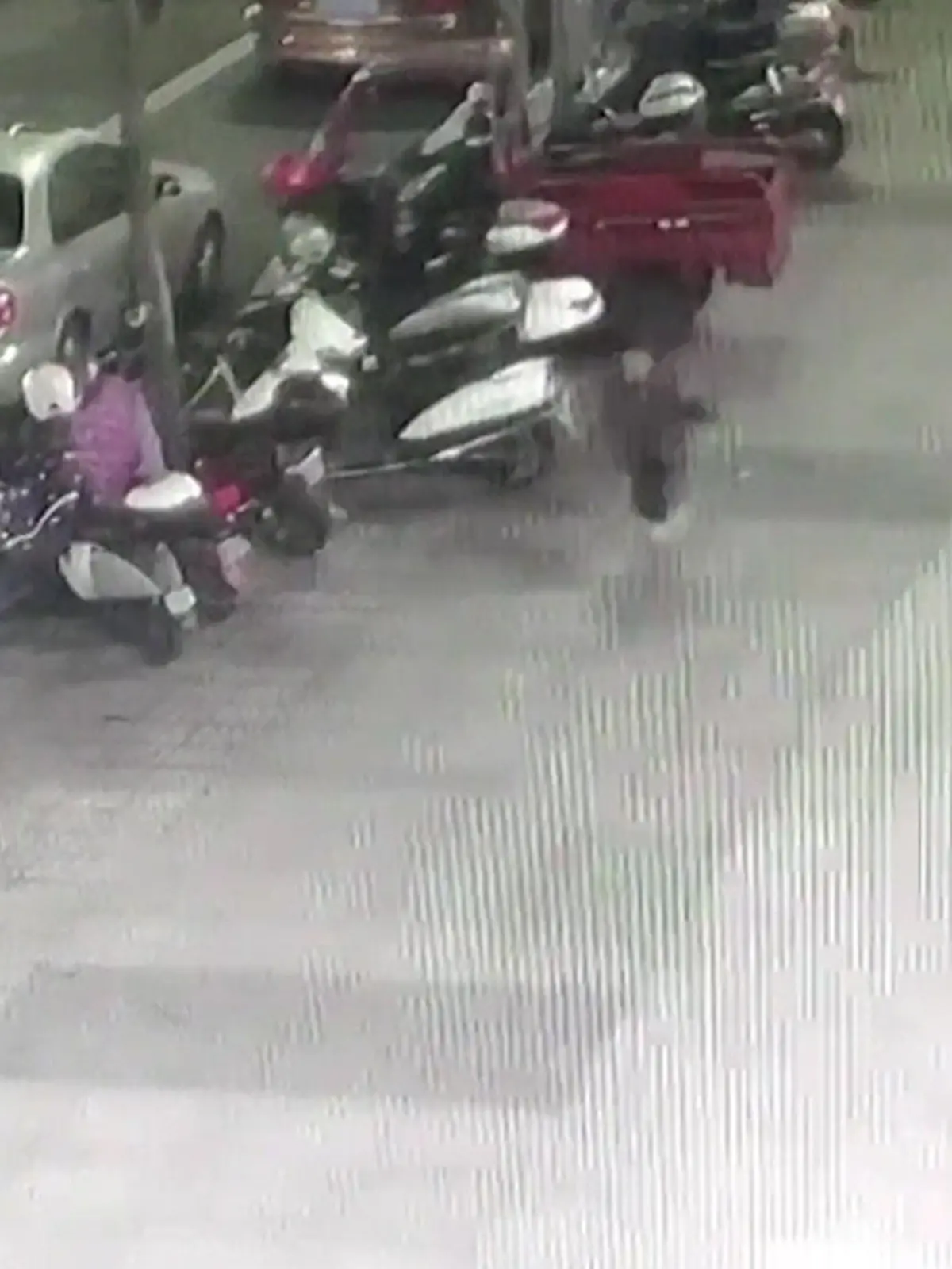 Das hätte ganz böse enden können! 

Ein Junge spielt mit einem Feuerwerkskörper und entfacht damit versehentlich eine Methangasexplosion. Gleich zwei Gullydeckel werden durch die Gasentzündung in die Luft geschleudert, wobei einer das Kind nur knapp verfehlt. Bilder dazu, die nicht zur Nachahmung empfohlen sind, zeigen wir im Video.