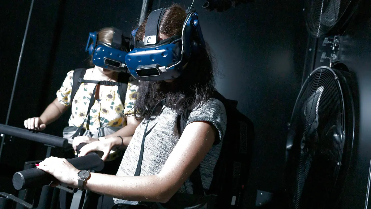 Mit VR-Brille und Kopfhörern geht's auf den gefährlichsten Wanderweg der Welt.