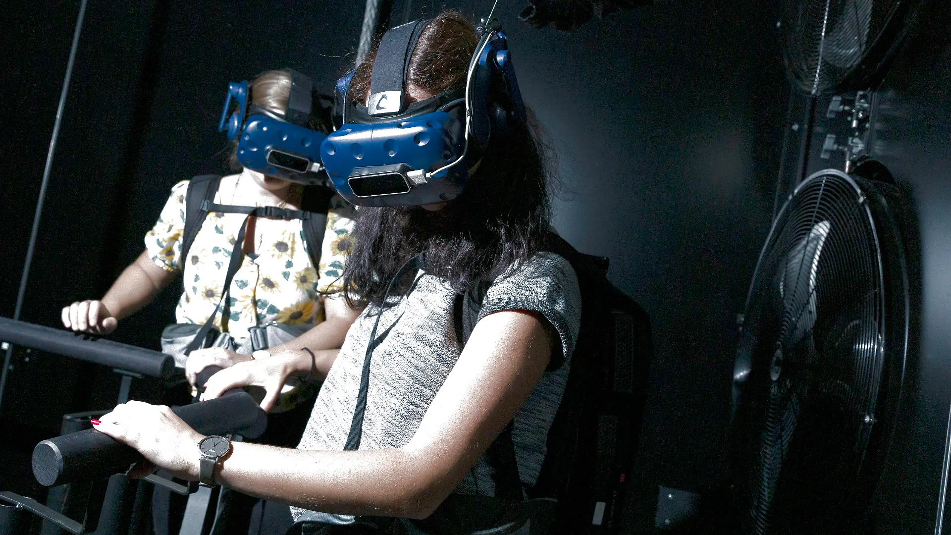 Mit VR-Brille und Kopfhörern geht's auf den gefährlichsten Wanderweg der Welt.