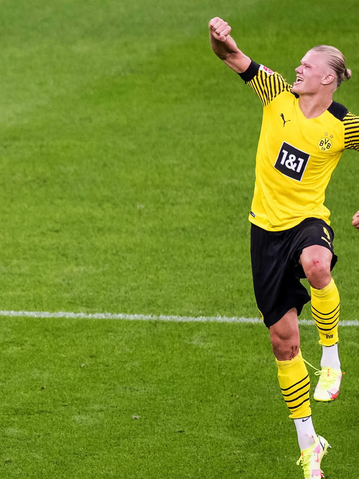  1. Fussball Bundesliga Borussia Dortmund - Eintracht Frankfurt 14.08.2021 Erling Haaland Borussia Dortmund, 9 feiert den Sieg mit den Fans 1. Fussball Bundesliga, Borussia Dortmund - Eintracht Frankfurt, Dortmund, SIGNAL IDUNA PARK DFL REGULATIONS PROHIBIT ANY USE OF PHOTOGRAPHS AS IMAGE SEQUENCES AND/OR QUASI-VIDEO. *** 1 Football Bundesliga Borussia Dortmund Eintracht Frankfurt 14 08 2021 Erling Haaland Borussia Dortmund, 9 celebrates victory with fans 1 Football Bundesliga, Borussia Dortmund Eintracht Frankfurt, Dortmund, SIGNAL IDUNA PARK DFL REGULATES PROHIBIT ANY USE OF PHOTOGRAPHS AS IMAGE SEQUENCES AND OR QUASI VIDEO Copyright: xBEAUTIFULxSPORTS/Wunderlx