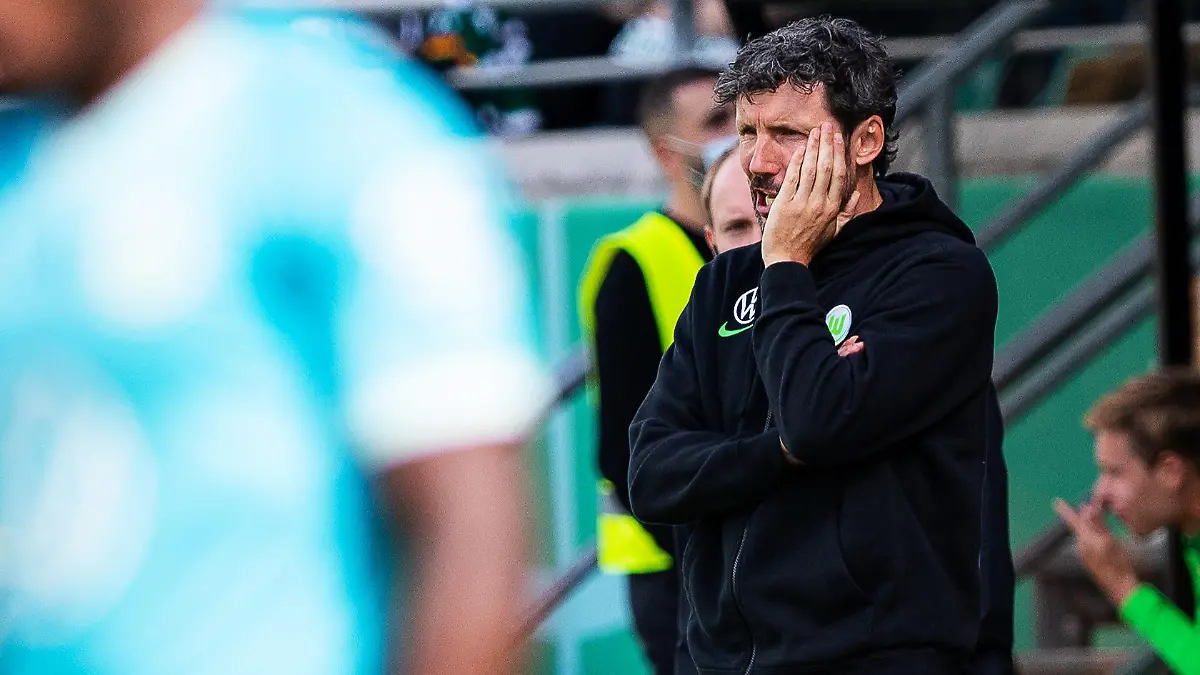 dpatopbilder - 08.08.2021, Nordrhein-Westfalen, Münster: Fußball: DFB-Pokal, Preußen Münster - VfL Wolfsburg, 1. Runde. Wolfsburgs Trainer Mark van Bommel steht an der Seitenlinie. (Wichtiger Hinweis: Der DFB untersagt die Verwendung von Sequenzbildern im Internet und in Online-Medien während des Spiels (einschließlich Halbzeit). Sperrfrist! Der DFB erlaubt die Publikation und Weiterverwertung der Bilder auf mobilfunkfähigen Endgeräten (insbesondere MMS) und über DVB-H und DMB erst nach Spielende.) Foto: Guido Kirchner/dpa - WICHTIGER HINWEIS: Gemäß den Vorgaben der DFL Deutsche Fußball Liga bzw. des DFB Deutscher Fußball-Bund ist es untersagt, in dem Stadion und/oder vom Spiel angefertigte Fotoaufnahmen in Form von Sequenzbildern und/oder videoähnlichen Fotostrecken zu verwerten bzw. verwerten zu lassen. +++ dpa-Bildfunk +++