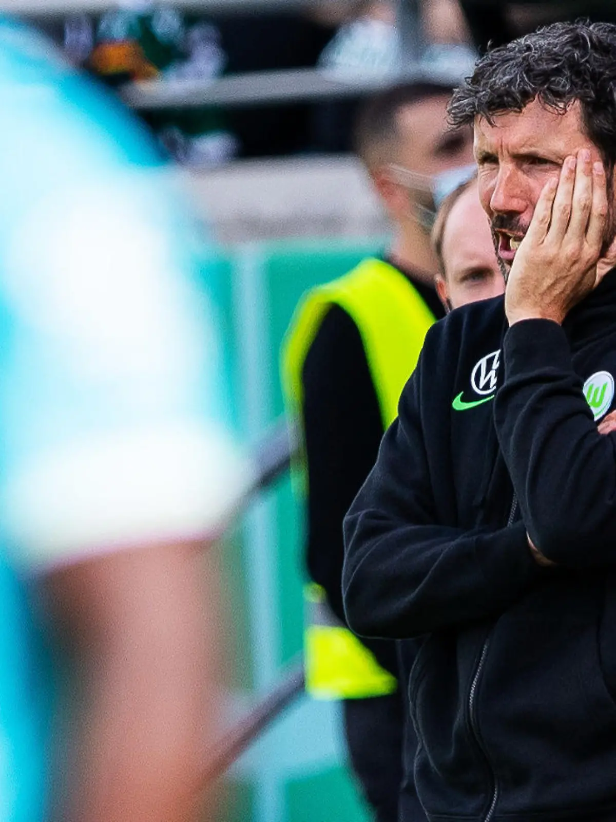 dpatopbilder - 08.08.2021, Nordrhein-Westfalen, Münster: Fußball: DFB-Pokal, Preußen Münster - VfL Wolfsburg, 1. Runde. Wolfsburgs Trainer Mark van Bommel steht an der Seitenlinie. (Wichtiger Hinweis: Der DFB untersagt die Verwendung von Sequenzbildern im Internet und in Online-Medien während des Spiels (einschließlich Halbzeit). Sperrfrist! Der DFB erlaubt die Publikation und Weiterverwertung der Bilder auf mobilfunkfähigen Endgeräten (insbesondere MMS) und über DVB-H und DMB erst nach Spielende.) Foto: Guido Kirchner/dpa - WICHTIGER HINWEIS: Gemäß den Vorgaben der DFL Deutsche Fußball Liga bzw. des DFB Deutscher Fußball-Bund ist es untersagt, in dem Stadion und/oder vom Spiel angefertigte Fotoaufnahmen in Form von Sequenzbildern und/oder videoähnlichen Fotostrecken zu verwerten bzw. verwerten zu lassen. +++ dpa-Bildfunk +++