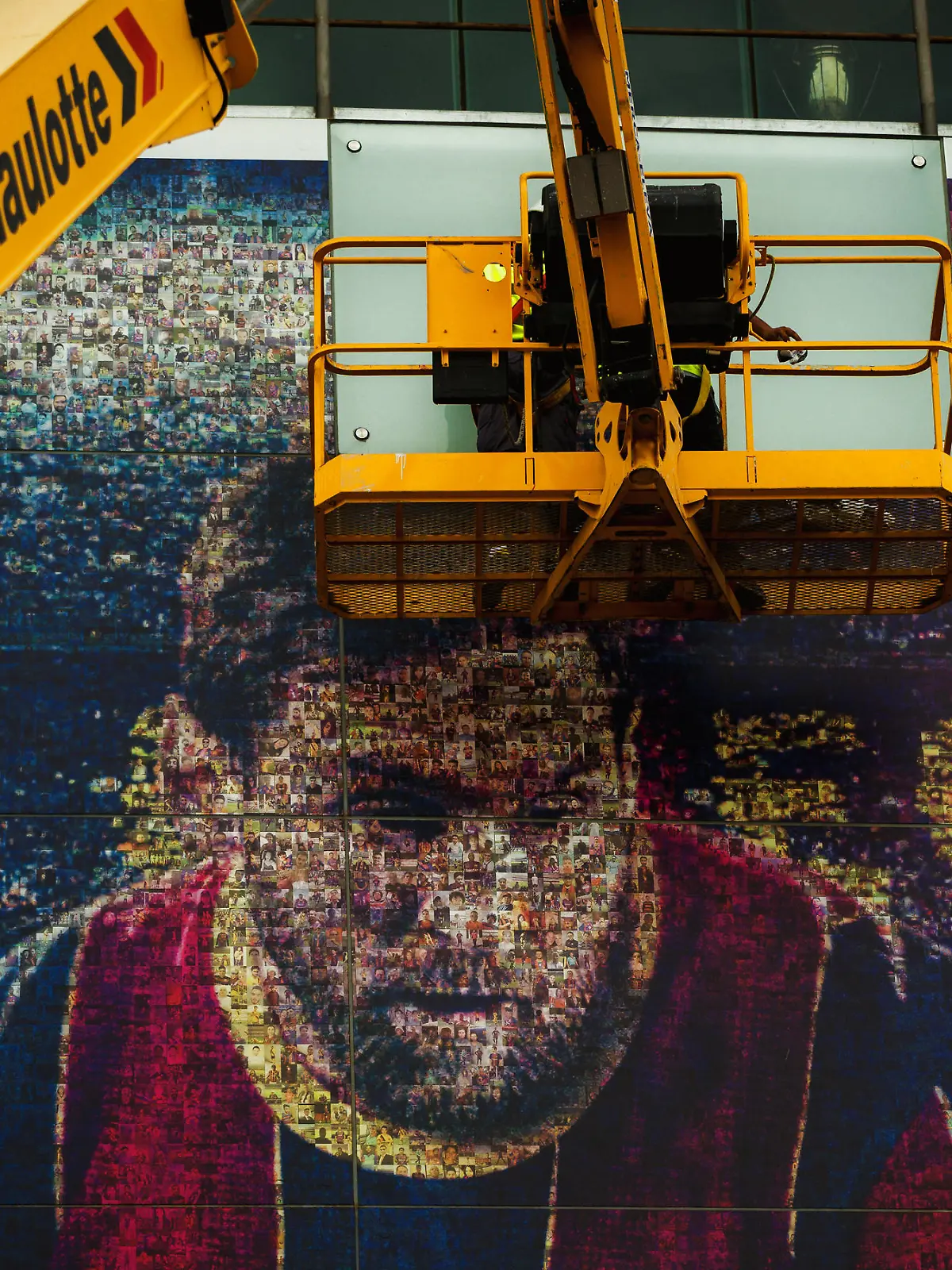  August 10, 2021, Barcelona, Catalonia, Spain: Workers remove the portrait of Messi at the facade of the Camp Nou Stadium after the exit of the club s legendary ex-forward Barcelona Spain - ZUMAo105 0129023885st Copyright: xMatthiasxOesterlex