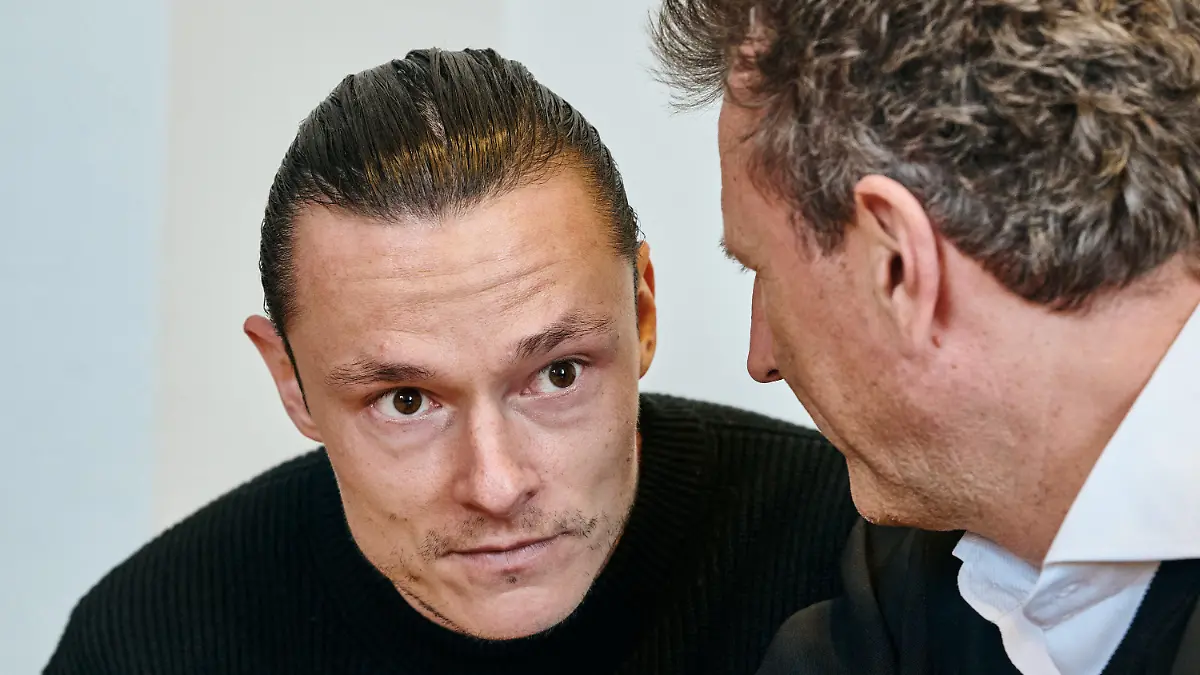 28.02.2024, Nordrhein-Westfalen, Dortmund: Nico Schulz (l), früherer Fußball-Nationalspieler spricht im Gerichtssaal des Amtsgerichts mit seinem Anwalt Andreas Thiel. Schulz wird gefährliche Körperverletzung vorgeworfen. Foto: Bernd Thissen/dpa +++ dpa-Bildfunk +++