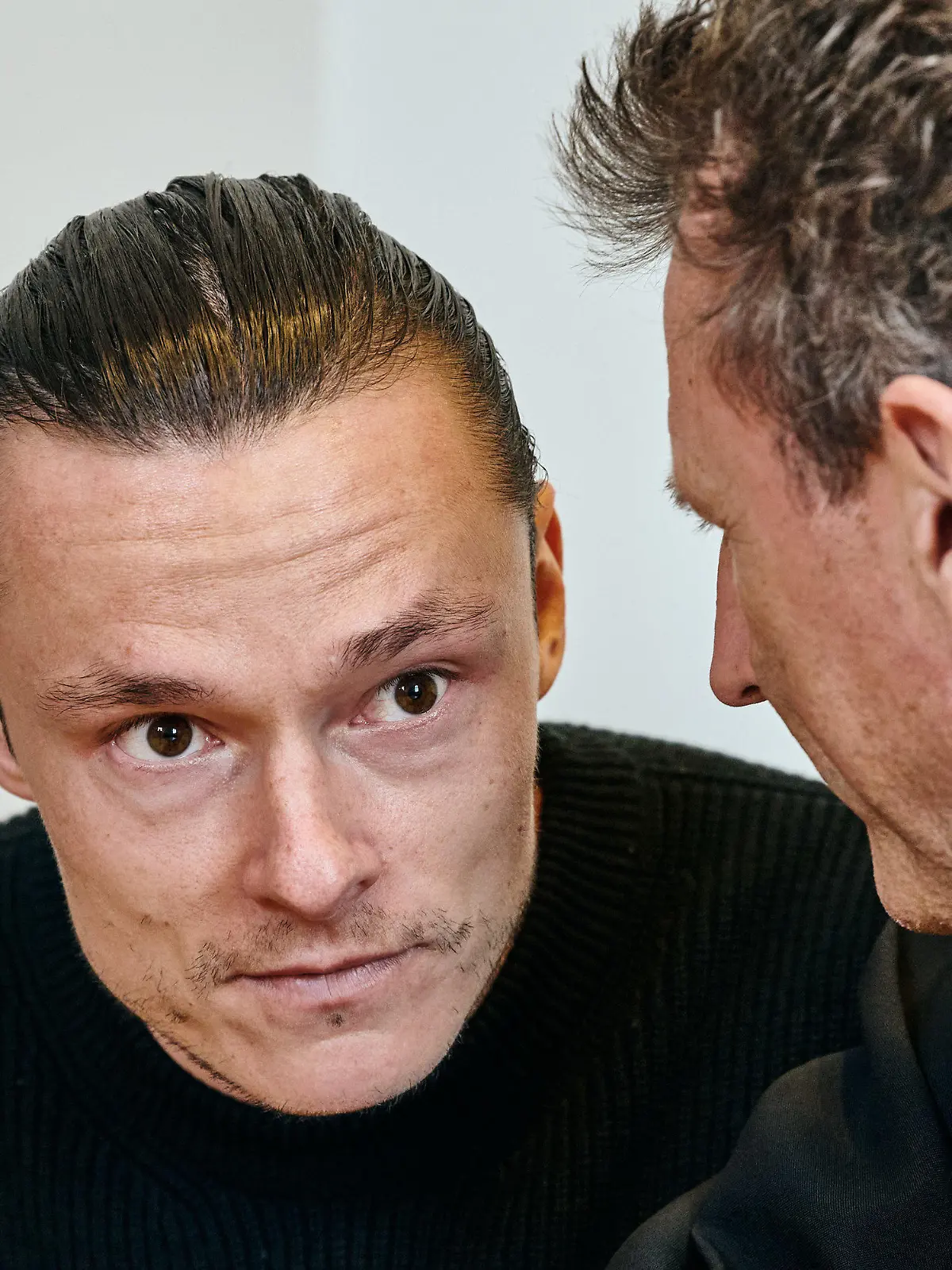28.02.2024, Nordrhein-Westfalen, Dortmund: Nico Schulz (l), früherer Fußball-Nationalspieler spricht im Gerichtssaal des Amtsgerichts mit seinem Anwalt Andreas Thiel. Schulz wird gefährliche Körperverletzung vorgeworfen. Foto: Bernd Thissen/dpa +++ dpa-Bildfunk +++