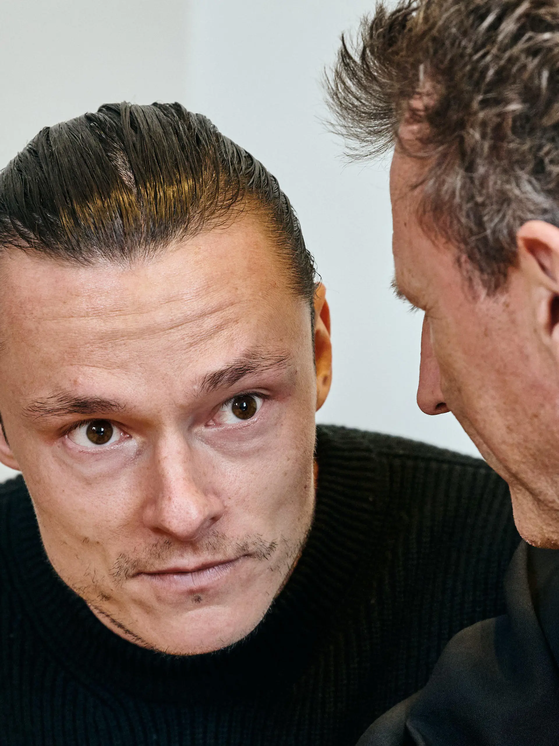 28.02.2024, Nordrhein-Westfalen, Dortmund: Nico Schulz (l), früherer Fußball-Nationalspieler spricht im Gerichtssaal des Amtsgerichts mit seinem Anwalt Andreas Thiel. Schulz wird gefährliche Körperverletzung vorgeworfen. Foto: Bernd Thissen/dpa +++ dpa-Bildfunk +++
