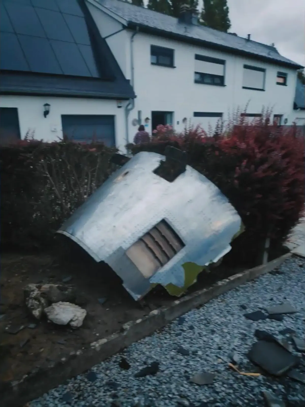 Und plötzlich krachen Teile einer Flugzeugturbine aufs Haus. Louis und seine Frau liegen schon im Bett, da hören sie den Knall. Als sie aufstehen, sehen sie: Da ist ein Loch im Dach! Kann sowas wie jetzt in Belgien überall und jederzeit passieren? Wir haben die beiden besucht und auch mit einem Experten gesprochen.