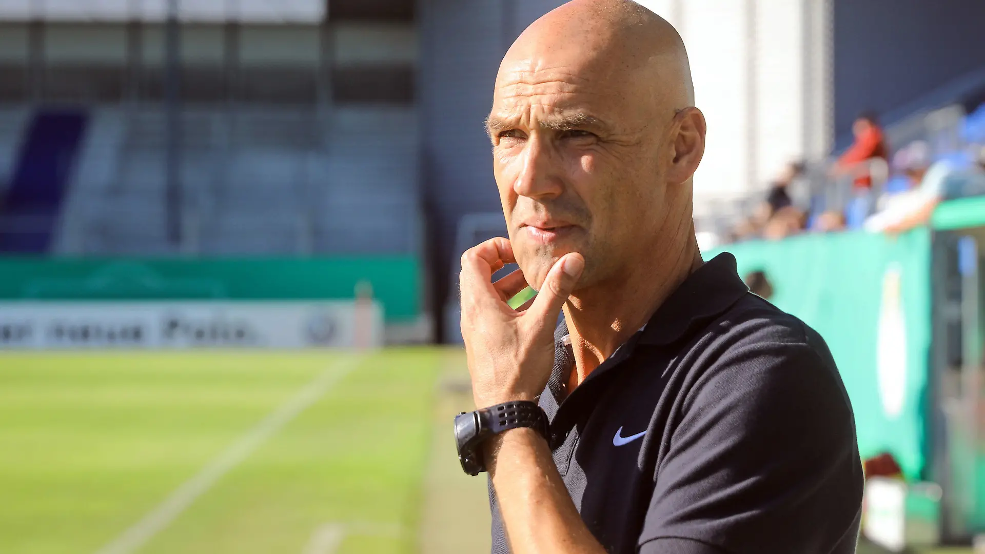 ARCHIV - 13.08.2017, Hessen, Wiesbaden: Thomas Letsch,damaliger Trainer vom FC Erzgebirge Aue steht in der Brita-Arena vor dem DFB-Pokalspiel gegen den SV Wehen Wiesbaden im Stadion. Fußball-Bundesligist VfL Bochum hat Thomas Letsch als neuen Cheftrainer verpflichtet. (zu "Fußball-Bundesligist VfL Bochum verpflichtet Letsch als neuen Trainer") Foto: Frank Rumpenhorst/dpa +++ dpa-Bildfunk +++