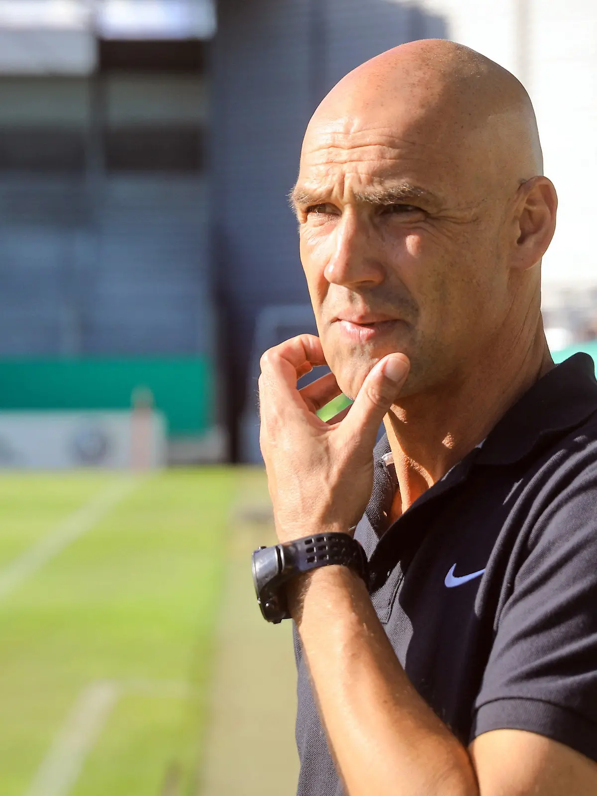 ARCHIV - 13.08.2017, Hessen, Wiesbaden: Thomas Letsch,damaliger Trainer vom FC Erzgebirge Aue steht in der Brita-Arena vor dem DFB-Pokalspiel gegen den SV Wehen Wiesbaden im Stadion. Fußball-Bundesligist VfL Bochum hat Thomas Letsch als neuen Cheftrainer verpflichtet. (zu "Fußball-Bundesligist VfL Bochum verpflichtet Letsch als neuen Trainer") Foto: Frank Rumpenhorst/dpa +++ dpa-Bildfunk +++