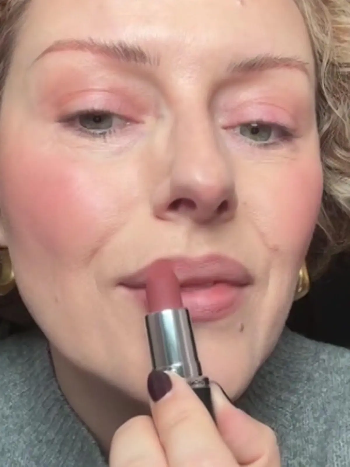 Die britische Make-up Artistin verrät, wie ein Lippenstift richtig aufgetragen wird. Der Hack ist simpel, aber effektiv. Schminken wie ein Profi!