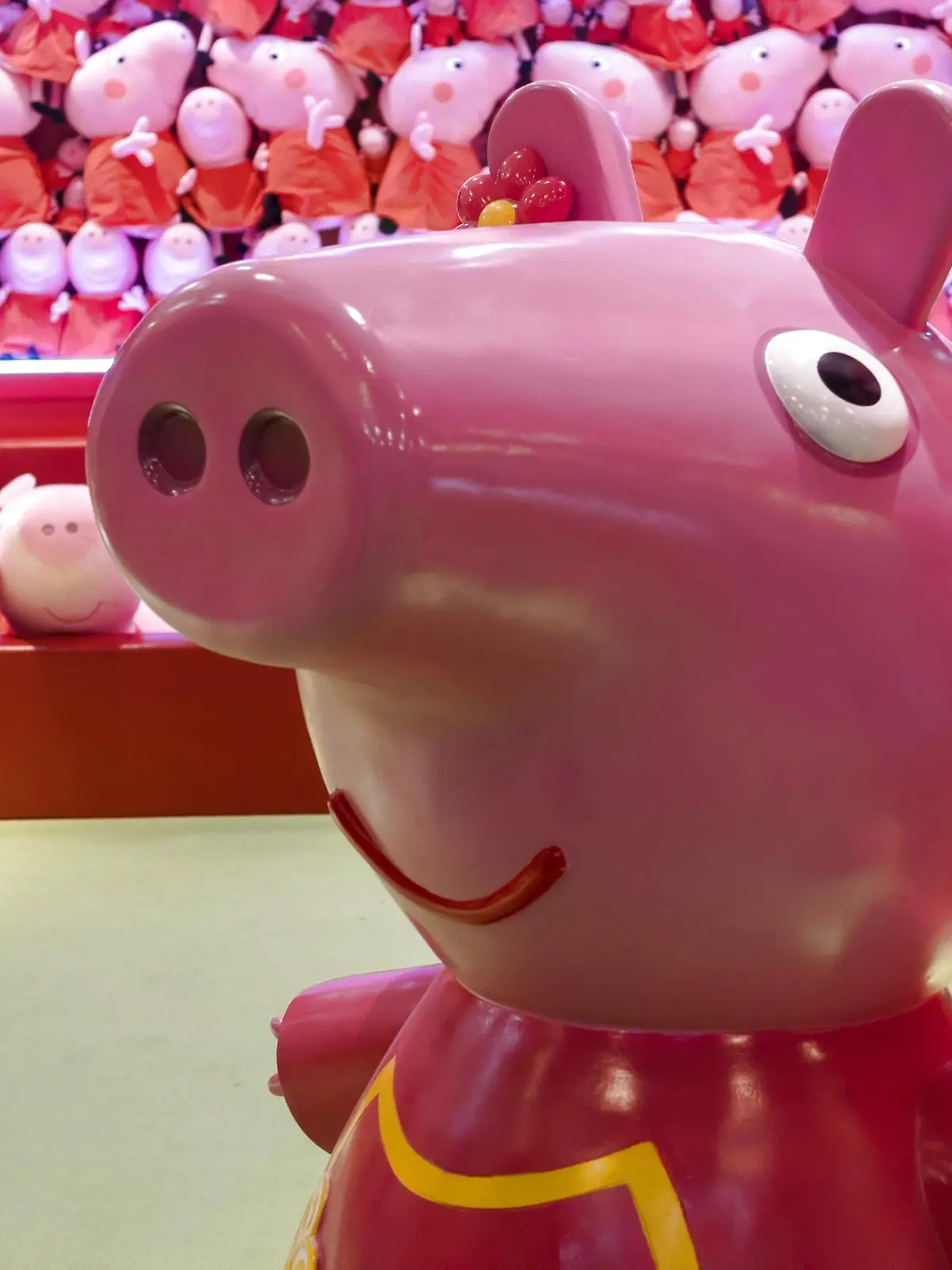 22.01.2019, China: ©/MAXPPP - SHANGHAI, CHINA - JANUARY 22: Peppa Pig toys are on display inside the Peppa Pig-themed pop-up store to welcome the Chinese New Year, the Year of the Pig, on January 22, 2019 in Shanghai, China. Chinese New Year, the Year of the Pig, will fall on February 5 this year. (Photo by Wang Gang/VCG) Foto: MAXPPP