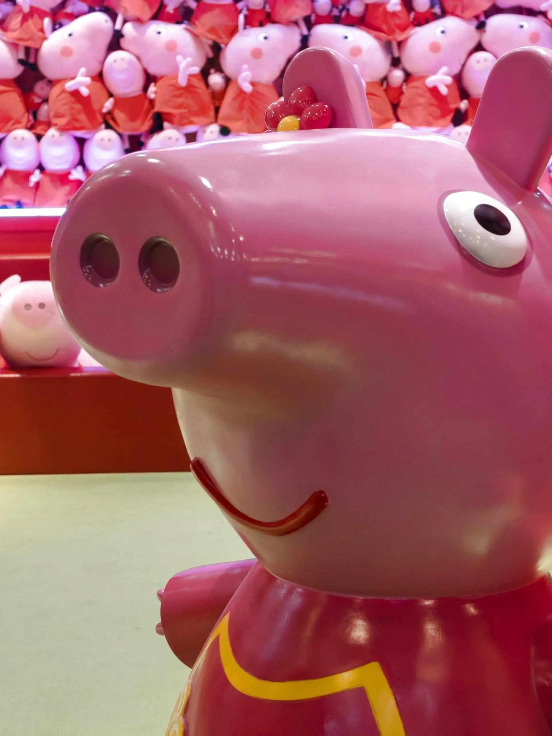 22.01.2019, China: ©/MAXPPP - SHANGHAI, CHINA - JANUARY 22: Peppa Pig toys are on display inside the Peppa Pig-themed pop-up store to welcome the Chinese New Year, the Year of the Pig, on January 22, 2019 in Shanghai, China. Chinese New Year, the Year of the Pig, will fall on February 5 this year. (Photo by Wang Gang/VCG) Foto: MAXPPP