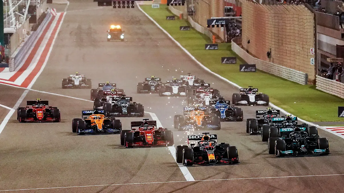 28.03.2021, Sakhir, Bahrain, Bahrain International Circuit, Formel 1 Gulf Air Bahrain Grand Prix 2021 - Bahrain - 28.03.2021, Max Verstappen NEL 33, Red Bull Racing Honda vor, Lewis Hamilton GBR 44, Mercedes-AMG Petronas Formula One Team, Valtteri Bottas FIN 77, Charles Leclerc MCO 16, Scuderia Ferrari Mission Winnow, Pierre Gasly FRA 10, Scuderia AlphaTauri Honda, Lando Norris GBR 4, McLaren F1 Team, Daniel Ricciardo AUS 3 Foto EU-Images Sakhir Bahrain International Circuit Bahrain *** 28 03 2021, Sakhir, Bahrain, Bahrain International Circuit, Formula 1 Gulf Air Bahrain Grand Prix 2021 Bahrain 28 03 2021, Max Verstappen NEL 33 , Red Bull Racing Honda ahead, Lewis Hamilton GBR 44 , Mercedes AMG Petronas Formula One Team, Valtteri Bottas FIN 77 , Charles Leclerc MCO 16 , Scuderia Ferrari Mission Winnow, Pierre Gasly FRA 10 , Scuderia AlphaTauri Honda, Lando Norris GBR 4 , McLaren F1 Team, Daniel Ricciardo AUS 3 Photo EU Images Sakhir Bahrain International Circuit Bahrain PUBLICATIONxINxGERxSUIxAUTxONLY eu-images-506