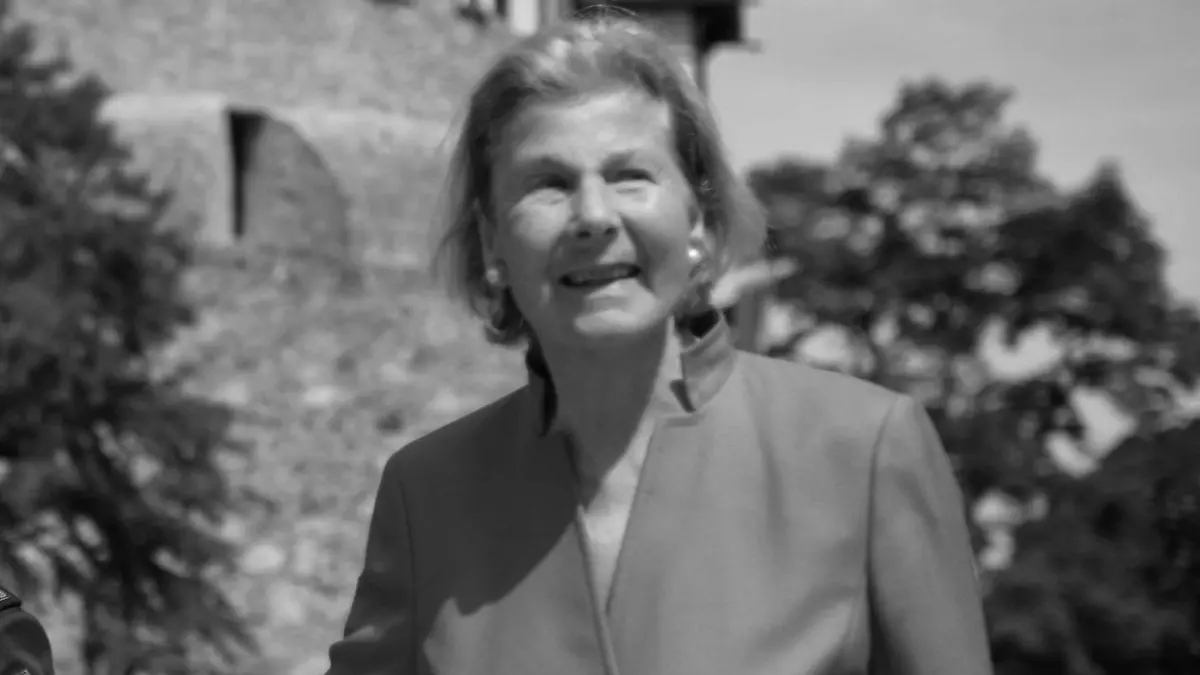 ARCHIV - 15.08.2017, Liechtenstein, Vaduz: Fürst Hans-Adam II. von und zu Liechtenstein und seine Frau Fürstin Marie gehen am Liechtensteiner Staatsfeiertag auf dem Schlossgelände. Die Fürstin verstarb am 21.08.2021 mit 81 Jahren in einem Krankenhaus im schweizerischen Grabs, wie das Fürstentum in einer Stellungnahme mitteilte. Foto: Gian Ehrenzeller/KEYSTONE/dpa +++ dpa-Bildfunk +++