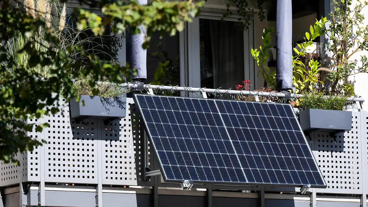 ARCHIV - 22.09.2022, Bayern, München: Eine kleine Solaranlage ist an einem Balkon eines Mehrparteienhauses angebracht. (zu dpa: «FDP fordert leichtere Genehmigungsverfahren für Balkon-Solaranlagen») Foto: Sven Hoppe/dpa +++ dpa-Bildfunk +++