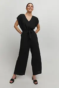 Schwarzer Overall mit Gürtel
