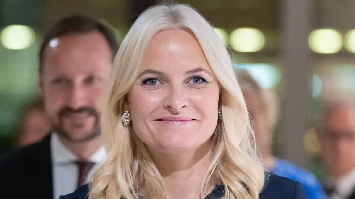 15.10.2019, Hessen, Frankfurt/Main: Kronprinzessin Mette-Marit und Haakon, Kronprinz von Norwegen, besuchen auf der Frankfurter Buchmesse den Gastlandpavillon Norwegens. Norwegen ist in diesem Jahr Gastland der Buchmesse. Foto: Silas Stein/dpa +++ dpa-Bildfunk +++