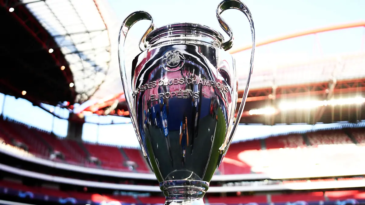 ARCHIV - 18.08.2020, Portugal, Lissabon: Fußball: Champions League, RB Leipzig - Paris Saint-Germain, Final-Eight, Halbfinale: Der Champions League-Pokal steht vor Spielbeginn im Stadion. (zu "Das große Kribbeln: Deutsche Clubs hoffen auf Losglück ") Foto: David Ramos/POOL GETTY/AP/dpa +++ dpa-Bildfunk +++