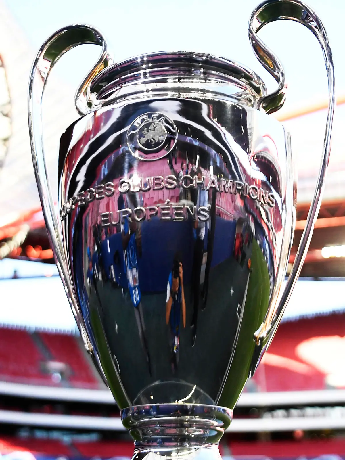 ARCHIV - 18.08.2020, Portugal, Lissabon: Fußball: Champions League, RB Leipzig - Paris Saint-Germain, Final-Eight, Halbfinale: Der Champions League-Pokal steht vor Spielbeginn im Stadion. (zu "Das große Kribbeln: Deutsche Clubs hoffen auf Losglück ") Foto: David Ramos/POOL GETTY/AP/dpa +++ dpa-Bildfunk +++