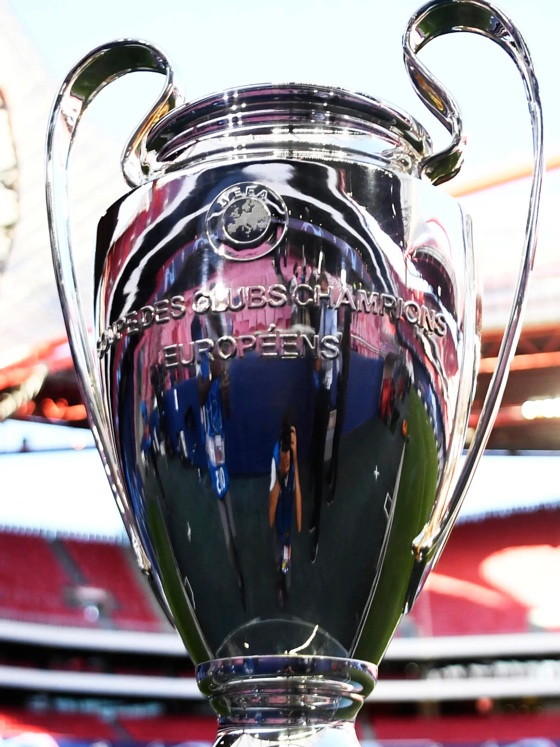 ARCHIV - 18.08.2020, Portugal, Lissabon: Fußball: Champions League, RB Leipzig - Paris Saint-Germain, Final-Eight, Halbfinale: Der Champions League-Pokal steht vor Spielbeginn im Stadion. (zu "Das große Kribbeln: Deutsche Clubs hoffen auf Losglück ") Foto: David Ramos/POOL GETTY/AP/dpa +++ dpa-Bildfunk +++