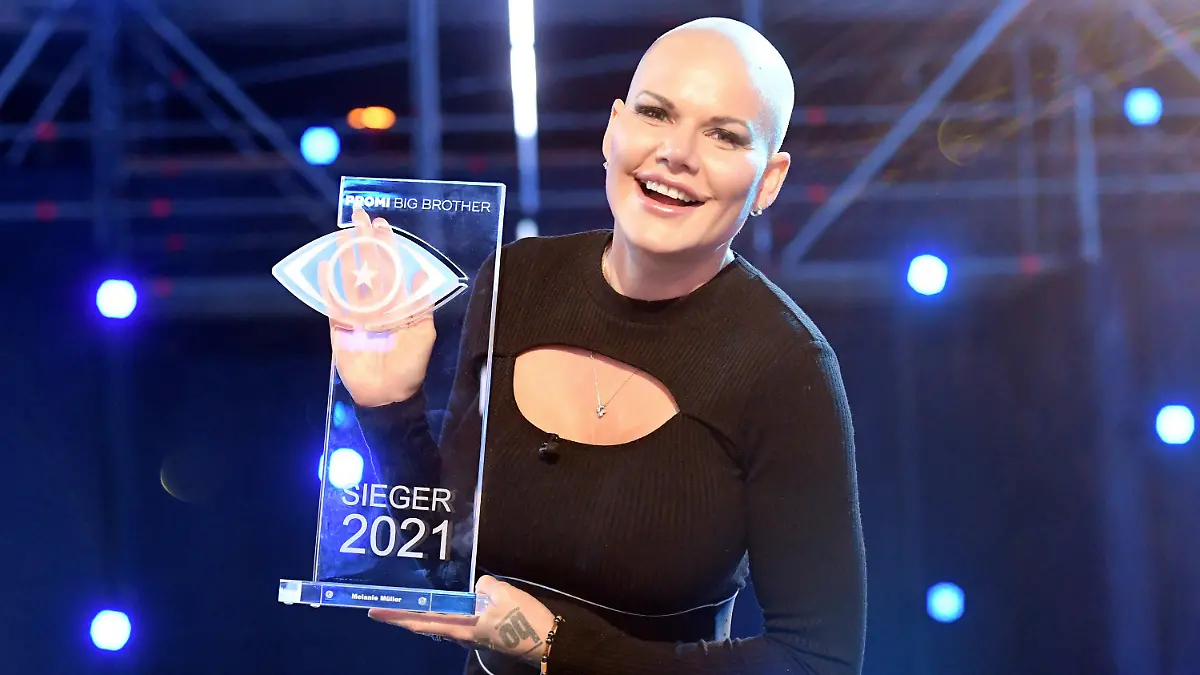 27.08.2021, Nordrhein-Westfalen, Köln: Melanie Müller zeigt ihren Pokal nach ihrem Sieg beim Promi Big Brother Event 2021. Nach drei Wochen leben vor Fernsehkameras wählten die Zuschauer sie zur Siegerin im Container. Foto: Roberto Pfeil/dpa +++ dpa-Bildfunk +++