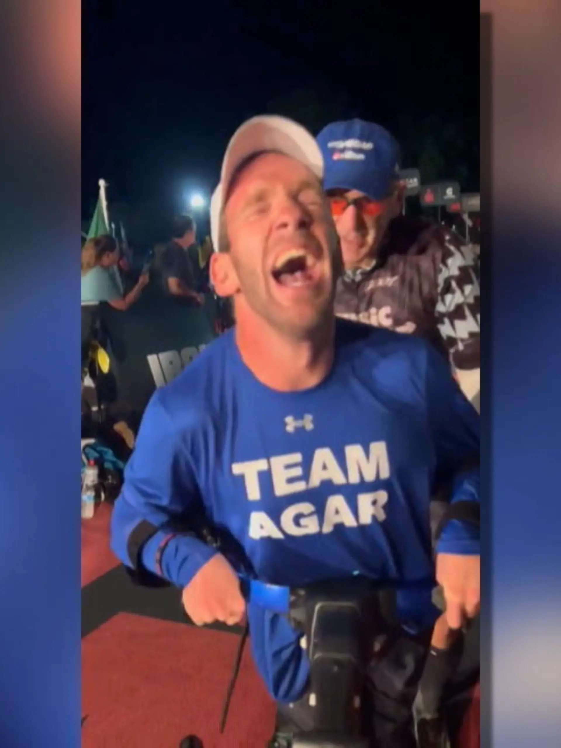Jonny Agar läuft trotz seiner zerebralen Lähmung mit Hilfe seines Vaters einen Ironman. Jahrelanges hartes Training haben diesen Traum wahr werden lassen.