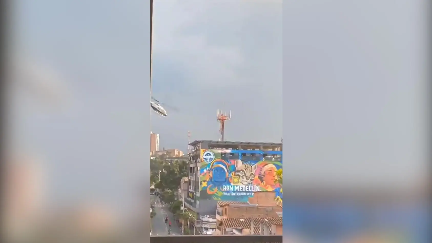 Heli stürzt nach Start in Gebäude