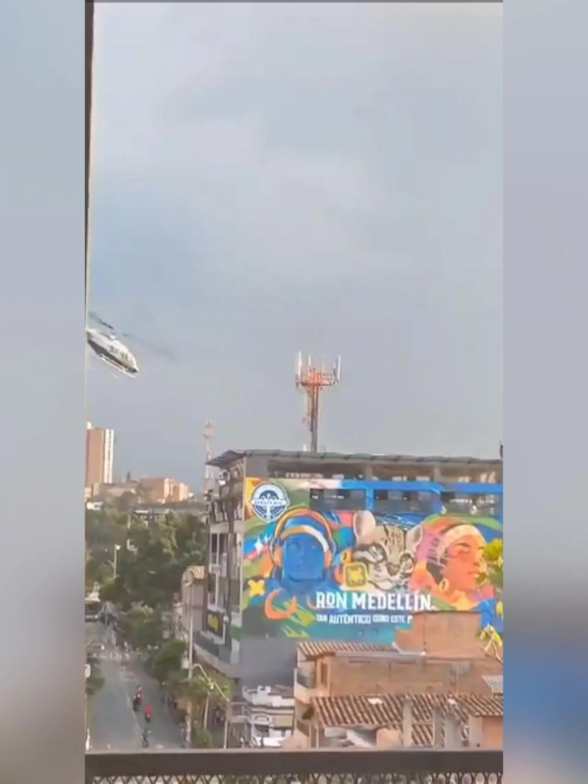 Kaum zu glauben, aber alle Insassen überleben! 

Ein Hubschrauber gerät kurz nach dem Start ins Straucheln. Offenbar schafft es der Pilot nicht, die Maschine wieder unter Kontrolle zu kriegen. Der Heli stürzt mitten in ein Gebäude. Die dramatischen Aufnahmen dazu zeigen wir euch im Video.