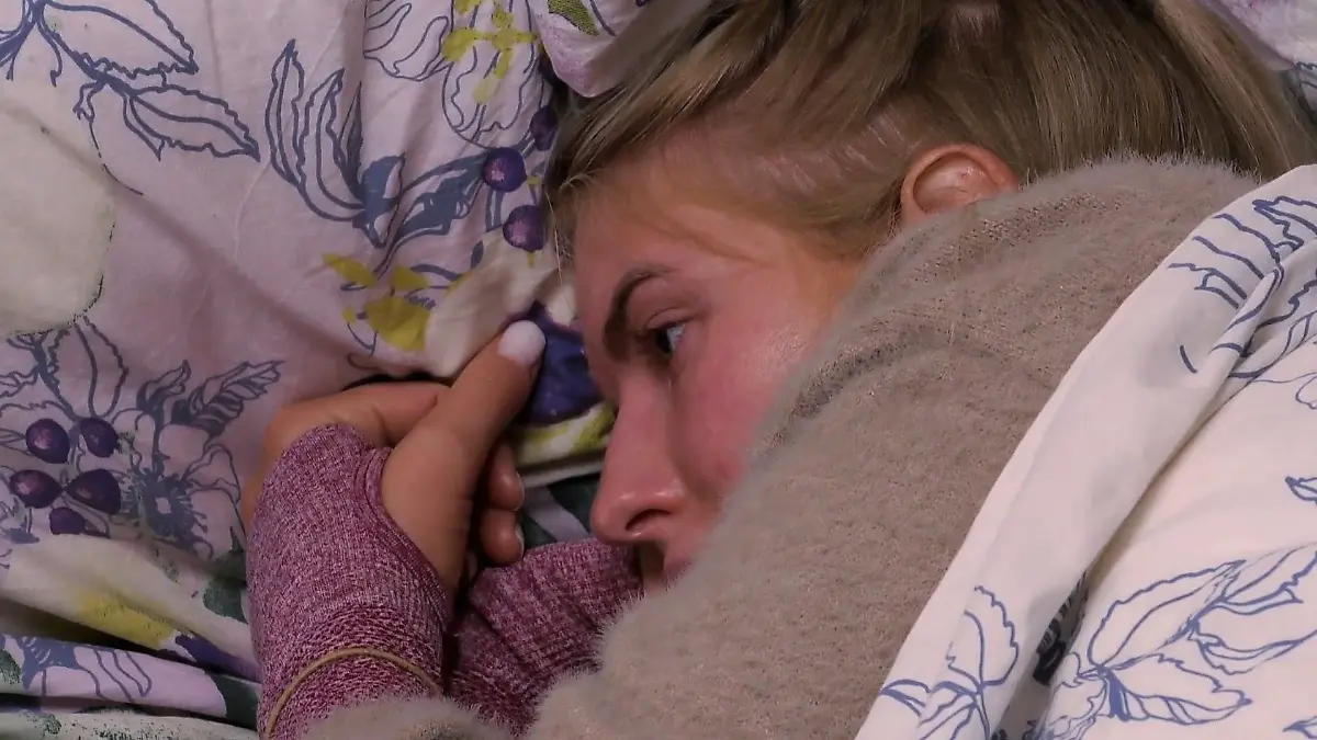 Antonia Hemmer weiß nicht mehr, was sie tun soll und verkriecht sich im Sommerhaus in ihr Bett.