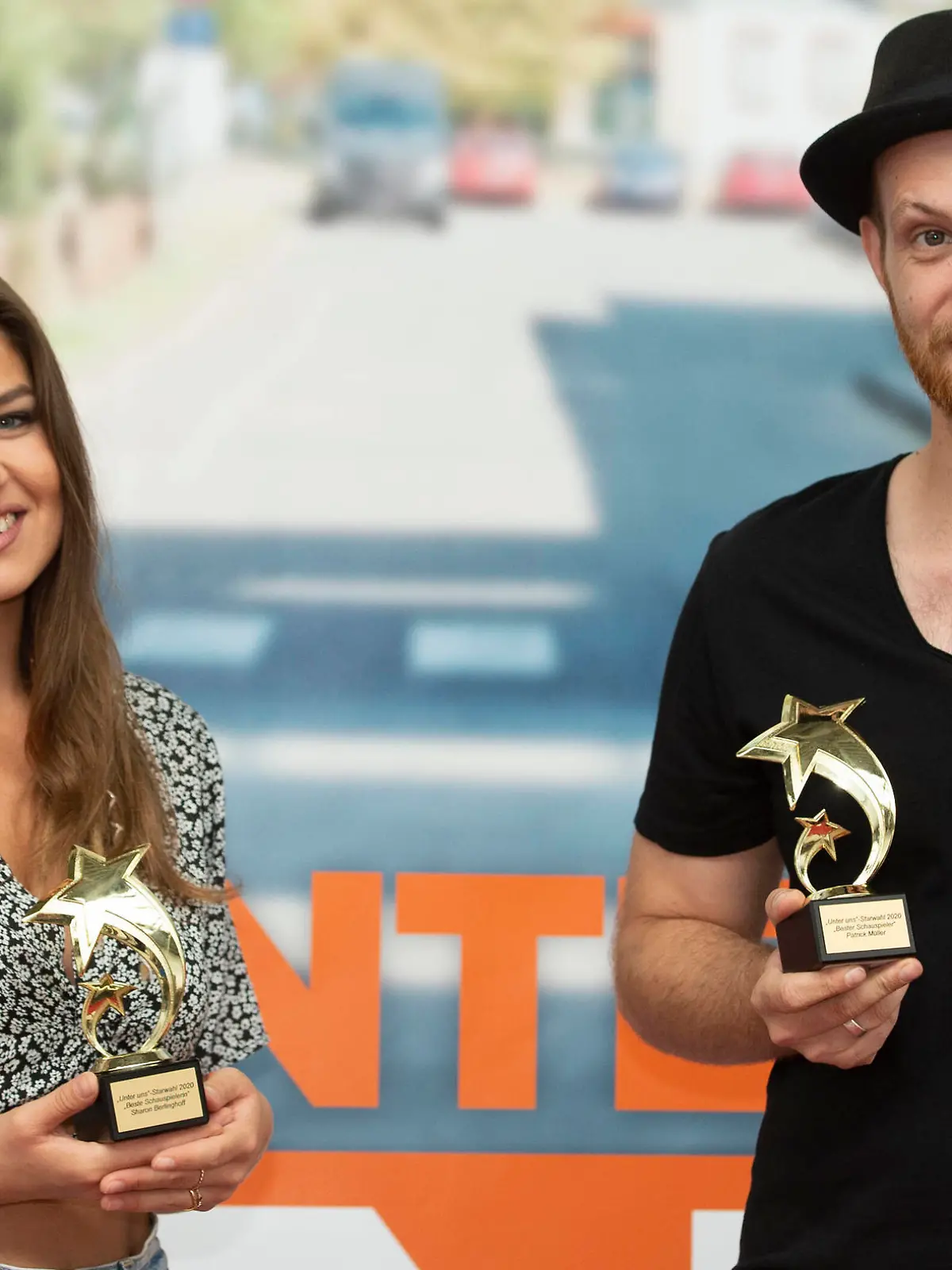 Schauspielerin Sharon BERLINGHOFF wird als beste Schauspielerin ausgezeichnet. Patrick MUELLER Müller wird als bester Schauspieler ausgezeichnet, UNTER UNS - Fan-Starwahl am 17.08.2020 in Koeln, *** Actress Sharon BERLINGHOFF is awarded as best actress Patrick MUELLER Müller is awarded as best actor, UNTER UNS Fan Star election on 17 08 2020 in Cologne, 