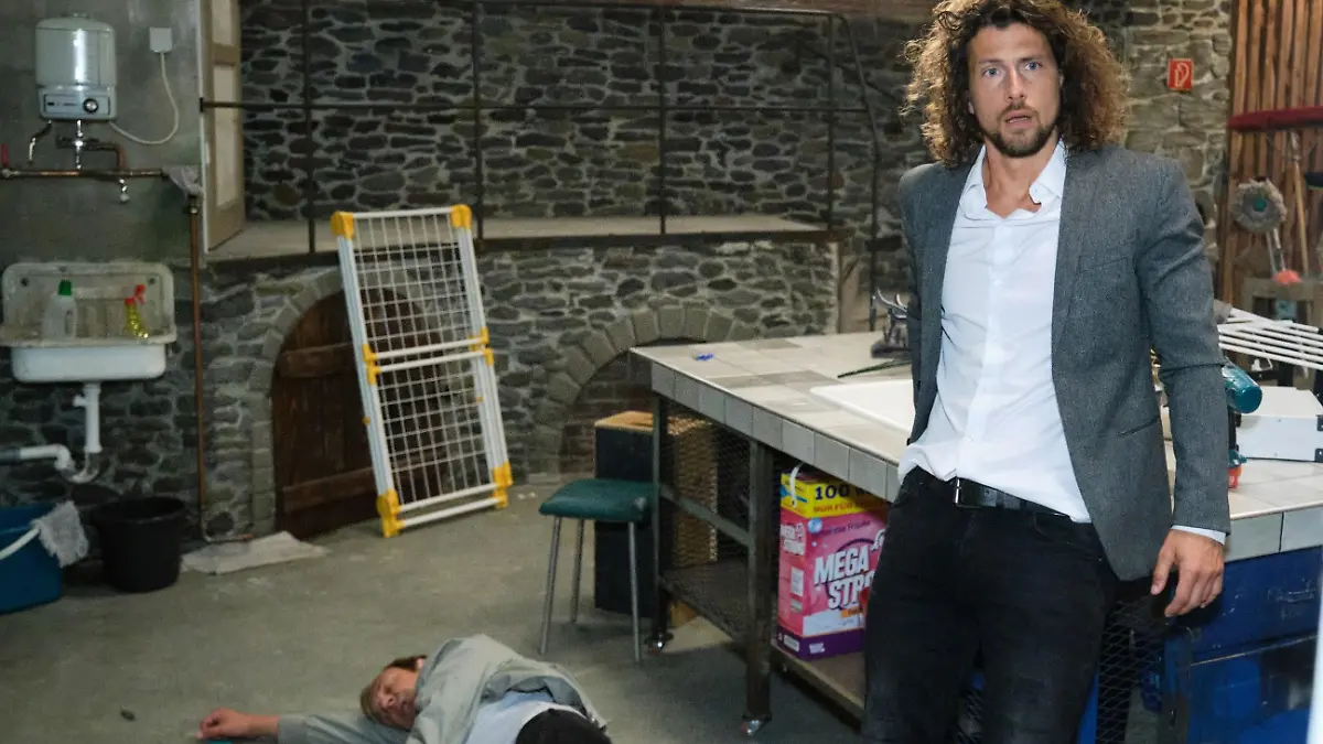 Luke (Jakob Graf, r.) erkennt, dass er Popovic (Thorsten Knippertz) wirklich umgebracht hat. 

Die Verwendung des sendungsbezogenen Materials ist nur mit dem Hinweis und Verlinkung auf TVNOW gestattet.