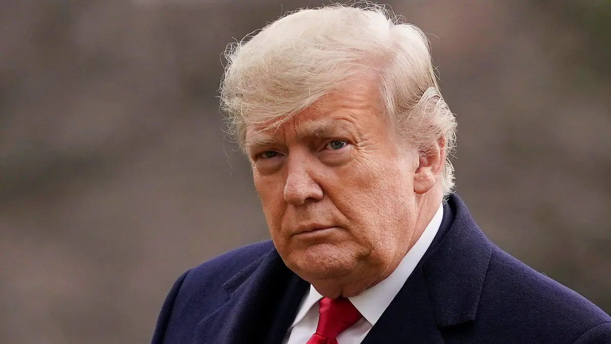 ARCHIV - 31.12.2020, USA, Washington: Donald Trump, damals Präsident der USA, kommt auf dem Südrasen des Weißen Hauses in Washington an. Rechtzeitig zum Weihnachtsgeschäft hat der frühere US-Präsident Trump die Veröffentlichung seines ersten Buches nach seinem Auszug aus dem Weißen Haus angekündigt. (zu dpa: "Trump veröffentlicht vor Weihnachten Bildband «für alle Patrioten»") Foto: Evan Vucci/AP/dpa +++ dpa-Bildfunk +++