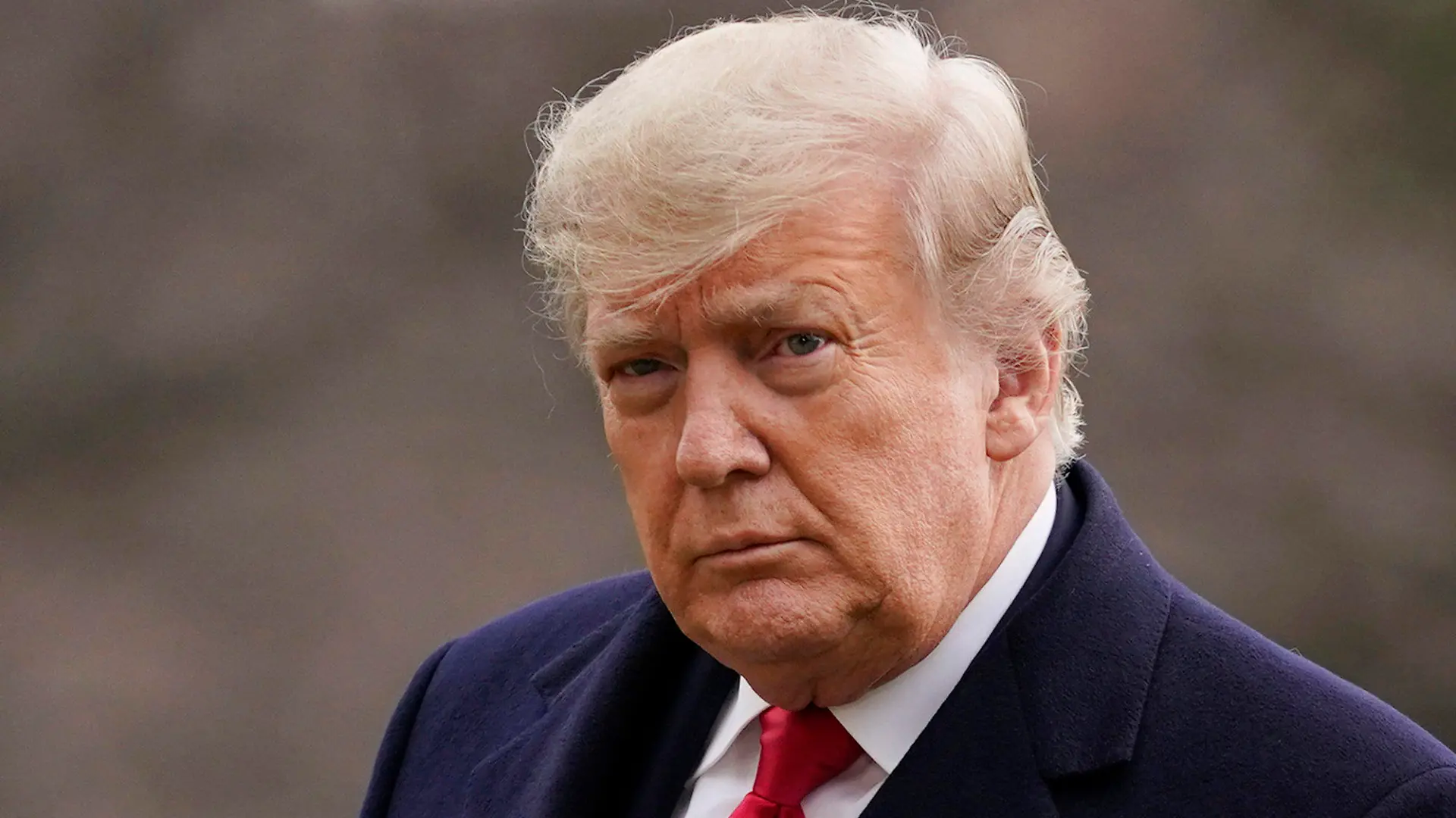 ARCHIV - 31.12.2020, USA, Washington: Donald Trump, damals Präsident der USA, kommt auf dem Südrasen des Weißen Hauses in Washington an. Rechtzeitig zum Weihnachtsgeschäft hat der frühere US-Präsident Trump die Veröffentlichung seines ersten Buches nach seinem Auszug aus dem Weißen Haus angekündigt. (zu dpa: "Trump veröffentlicht vor Weihnachten Bildband «für alle Patrioten»") Foto: Evan Vucci/AP/dpa +++ dpa-Bildfunk +++