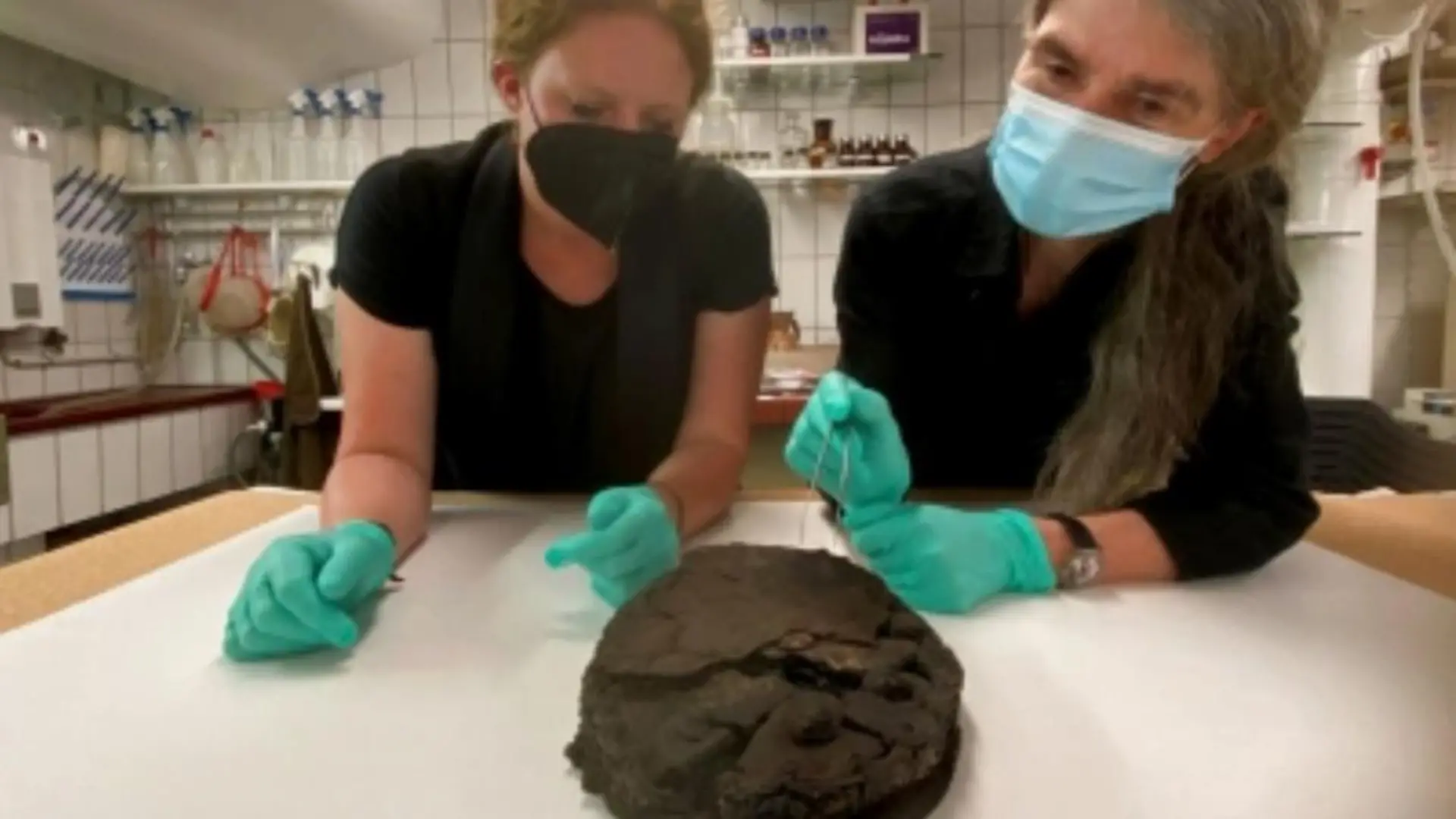 Lisa Renn (links) und Doris Mührenberg (rechts) inspizieren die beim Luftangriff 1942 verschüttete Torte.