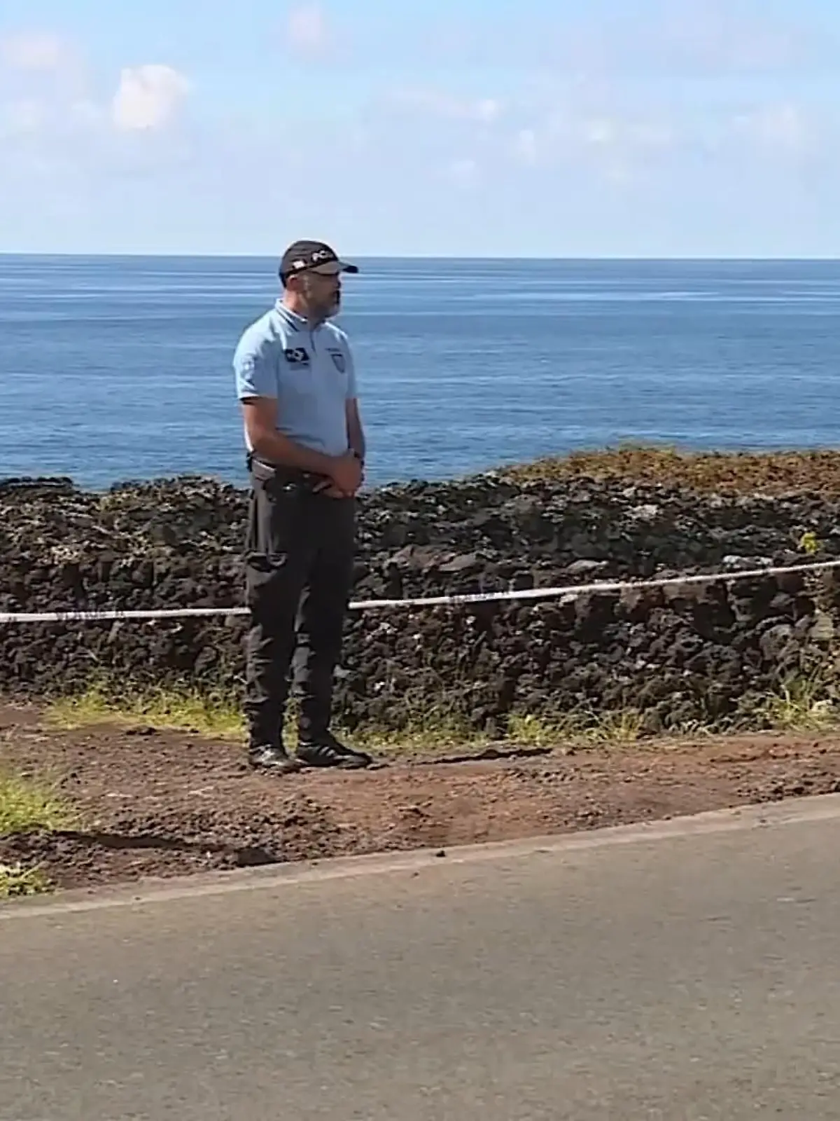 Ein 60-jähriger Deutscher steht laut der portugiesischen Polizei im Verdacht, zwei Männer auf der Azoren-Insel Pico ermordet zu haben. Angeblich wollten die beiden ein Nachbargrundstück zu Geschäftszwecken erwerben. Seit einer Besichtigung werden die beiden vermisst, ihr Auto ist in der Nähe gefunden worden. 
Die Anwohner stehen vor einem Rätsel, Gerüchte machen die Runde: 
„Nach dem, was man weiß und was seit dem Tag ihres Verschwindens und der Alarmierung gesagt wird, sind sie verbrannt worden. Das ist die Theorie, die herumgeht.“
„Die Leute reden über Lagerfeuer und andere Dinge, die passiert sind.“
Weitere konkrete Informationen gab die Polizei bisher nicht bekannt. Nach den Vermissten wird weiterhin auf Land und zur See gesucht.
