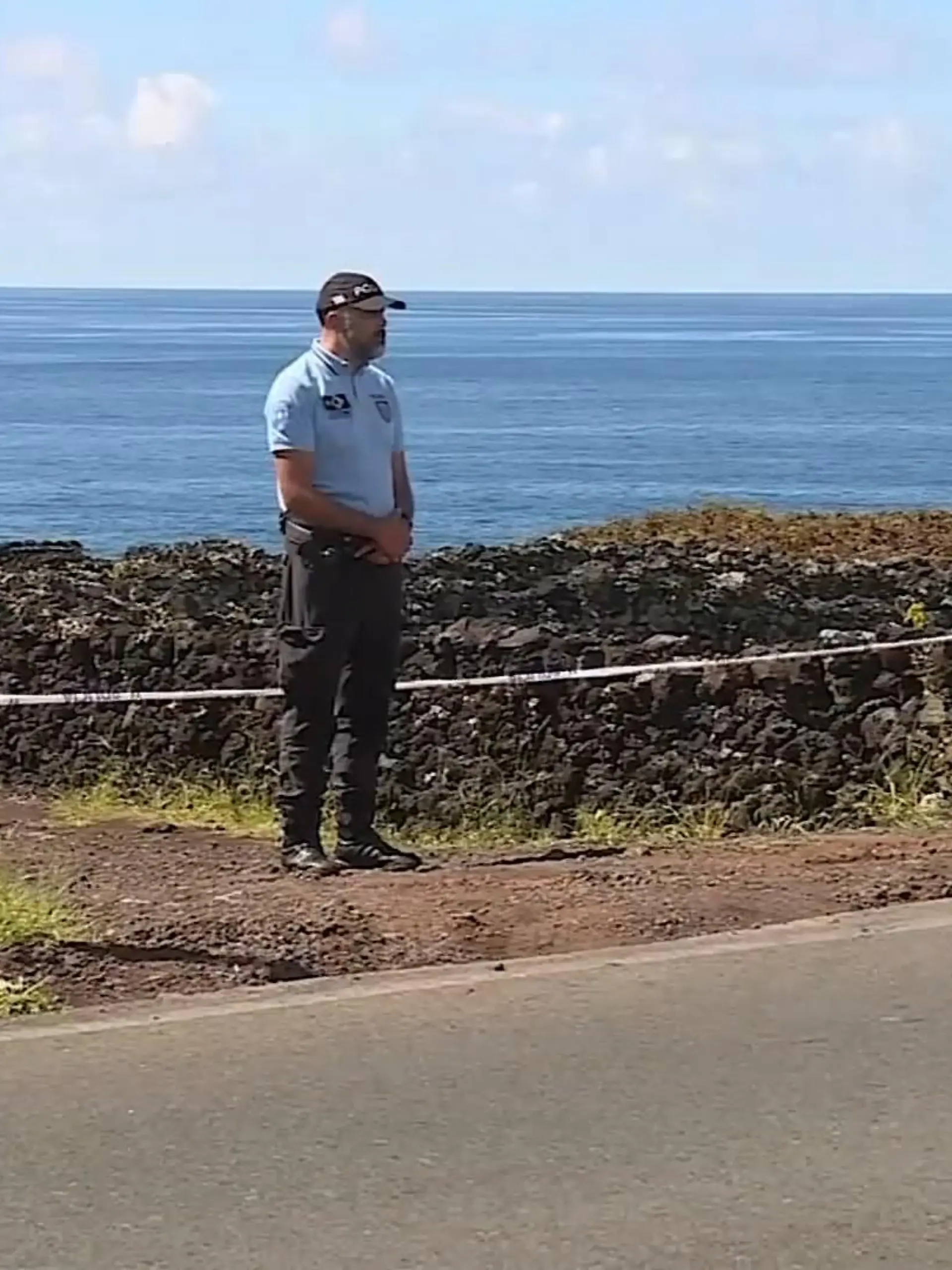 Ein 60-jähriger Deutscher steht laut der portugiesischen Polizei im Verdacht, zwei Männer auf der Azoren-Insel Pico ermordet zu haben. Angeblich wollten die beiden ein Nachbargrundstück zu Geschäftszwecken erwerben. Seit einer Besichtigung werden die beiden vermisst, ihr Auto ist in der Nähe gefunden worden. 
Die Anwohner stehen vor einem Rätsel, Gerüchte machen die Runde: 
„Nach dem, was man weiß und was seit dem Tag ihres Verschwindens und der Alarmierung gesagt wird, sind sie verbrannt worden. Das ist die Theorie, die herumgeht.“
„Die Leute reden über Lagerfeuer und andere Dinge, die passiert sind.“
Weitere konkrete Informationen gab die Polizei bisher nicht bekannt. Nach den Vermissten wird weiterhin auf Land und zur See gesucht.