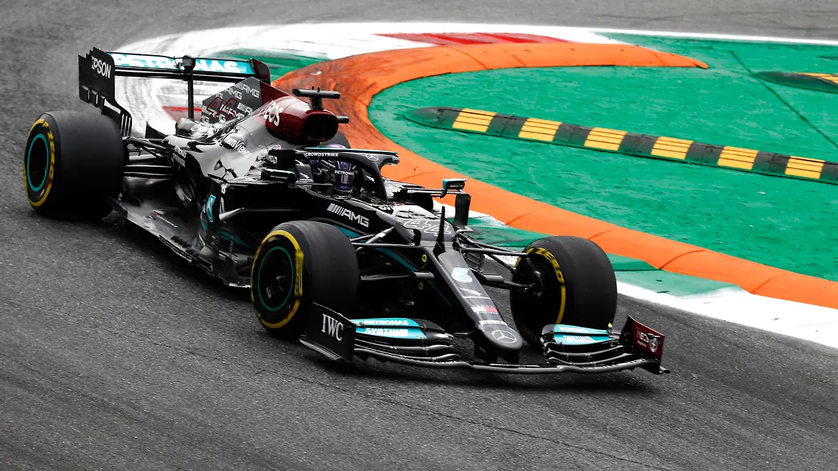 Formula 1 2021: Italian GP AUTODROMO NAZIONALE MONZA, ITALY - SEPTEMBER 10: Sir Lewis Hamilton, Mercedes W12 during the Italian GP at Autodromo Nazionale Monza on Friday September 10, 2021 in Monza, Italy. Photo by Charles Coates / LAT Images Images PUBLICATIONxINxGERxSUIxAUTxHUNxONLY GP2114_114008_N3I9380 