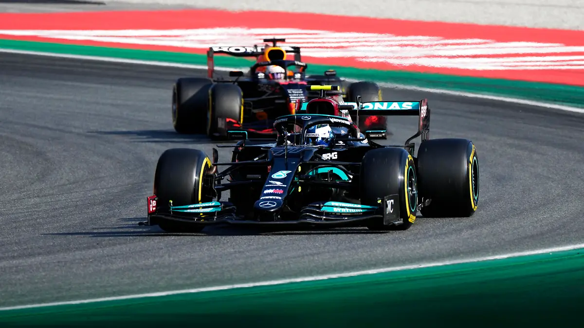 12.09.2021, Italien, Monza: Motorsport: Formel-1-Weltmeisterschaft, Grand Prix von Italien, Sprint-Qualifying: Valtteri Bottas (r) aus Finnland vom Team Mercedes und Max Verstappen aus den Niederlanden vom Team Red Bull Racing in Aktion. Foto: Luca Bruno/AP/dpa +++ dpa-Bildfunk +++