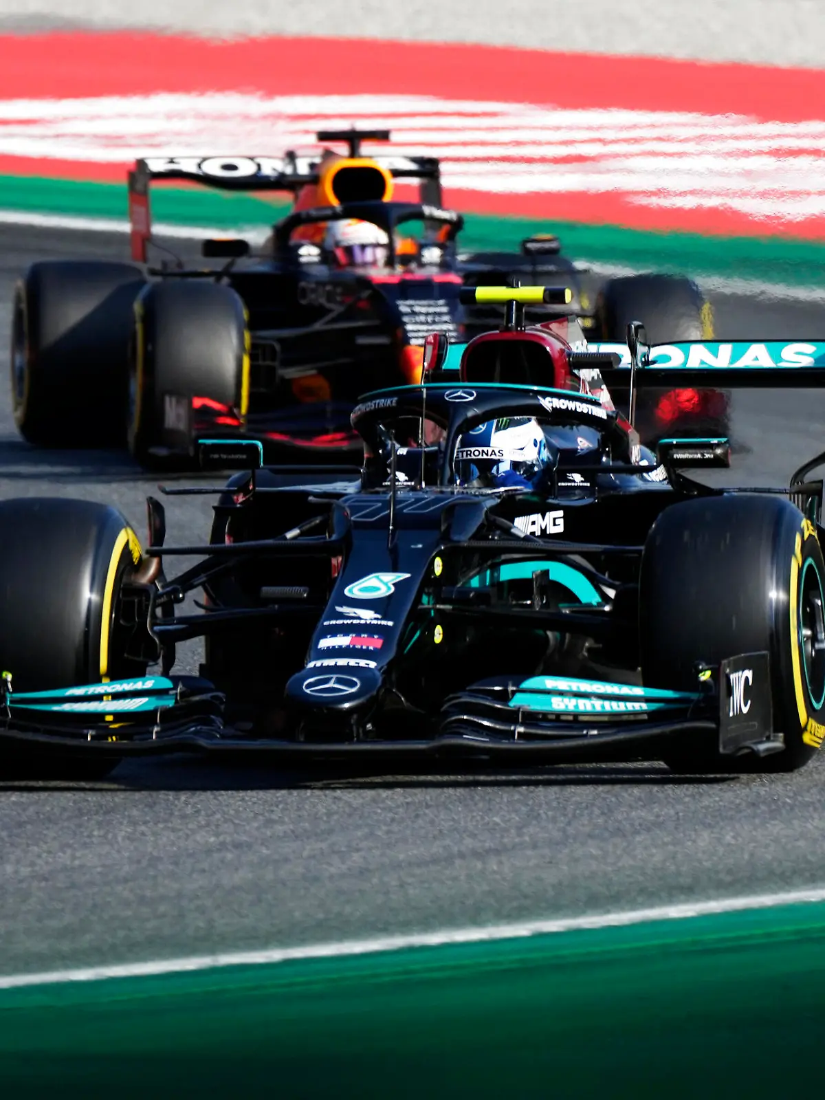 12.09.2021, Italien, Monza: Motorsport: Formel-1-Weltmeisterschaft, Grand Prix von Italien, Sprint-Qualifying: Valtteri Bottas (r) aus Finnland vom Team Mercedes und Max Verstappen aus den Niederlanden vom Team Red Bull Racing in Aktion. Foto: Luca Bruno/AP/dpa +++ dpa-Bildfunk +++