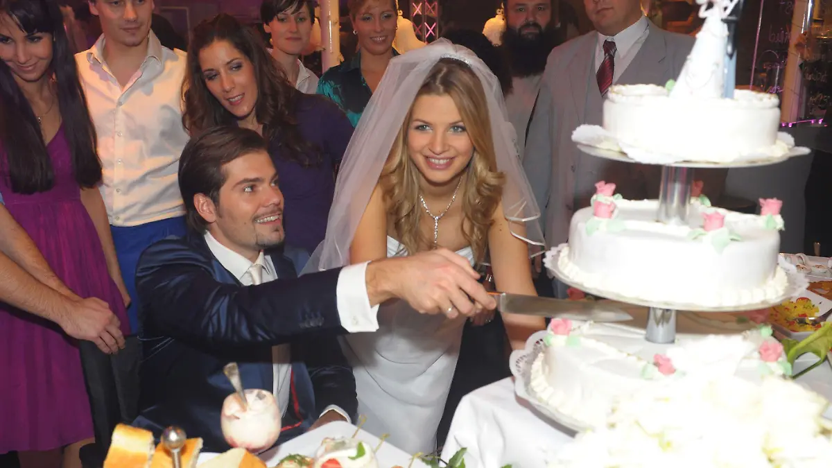 Verena (Susan Sideropoulos) und Leon (Daniel Fehlow) eröffnen die Hochzeitsfeier und schneiden die Torte an. Verena ahnt nicht, dass Leon noch eine große Überraschung für sie hat...
