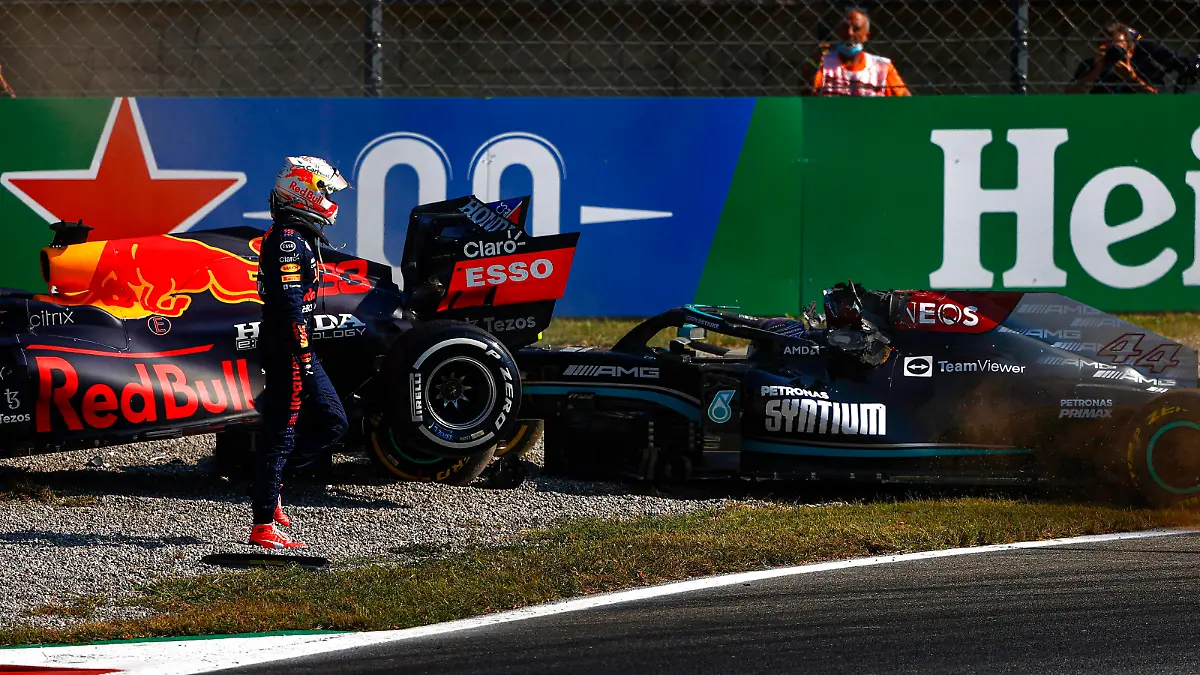 Formula 1 2021: Italian GP AUTODROMO NAZIONALE MONZA, ITALY - SEPTEMBER 12: Max Verstappen, Red Bull Racing RB16B, walks away from his car after crashing out with Sir Lewis Hamilton, Mercedes during the Italian GP at Autodromo Nazionale Monza on Sunday September 12, 2021 in Monza, Italy. Photo by Andy Hone / LAT Images Images PUBLICATIONxINxGERxSUIxAUTxHUNxONLY GP2114_134044_ONZ5593