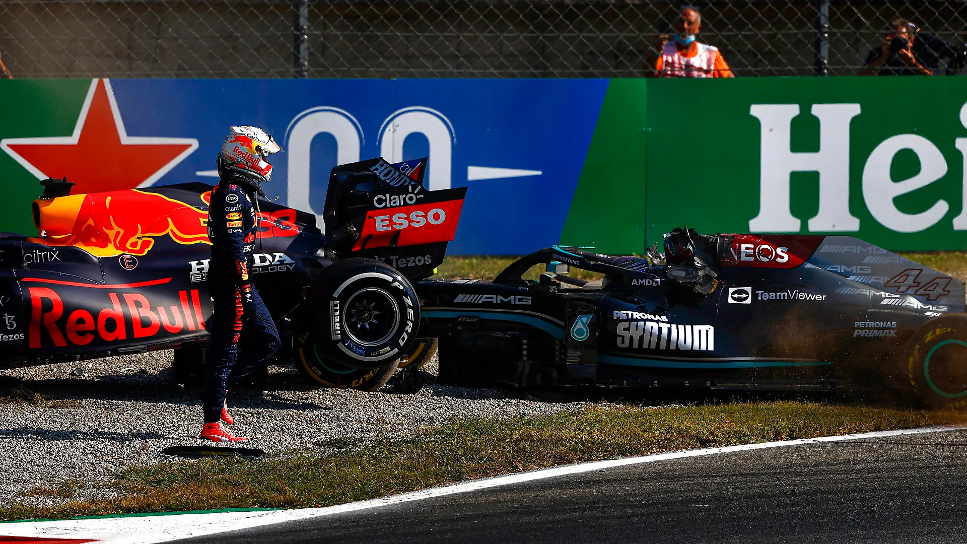 Formula 1 2021: Italian GP AUTODROMO NAZIONALE MONZA, ITALY - SEPTEMBER 12: Max Verstappen, Red Bull Racing RB16B, walks away from his car after crashing out with Sir Lewis Hamilton, Mercedes during the Italian GP at Autodromo Nazionale Monza on Sunday September 12, 2021 in Monza, Italy. Photo by Andy Hone / LAT Images Images PUBLICATIONxINxGERxSUIxAUTxHUNxONLY GP2114_134044_ONZ5593